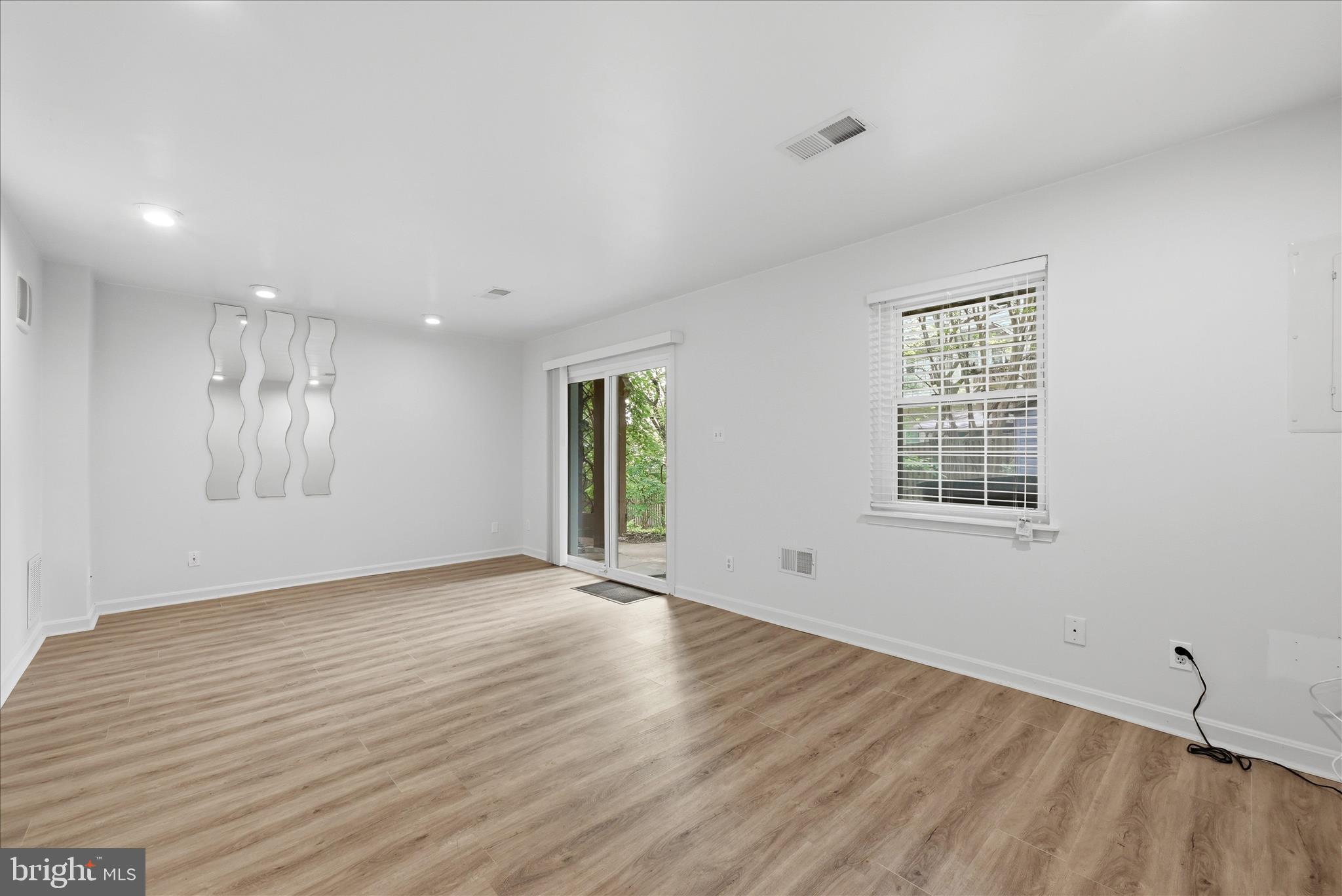 MIRROR RIDGE - Residential