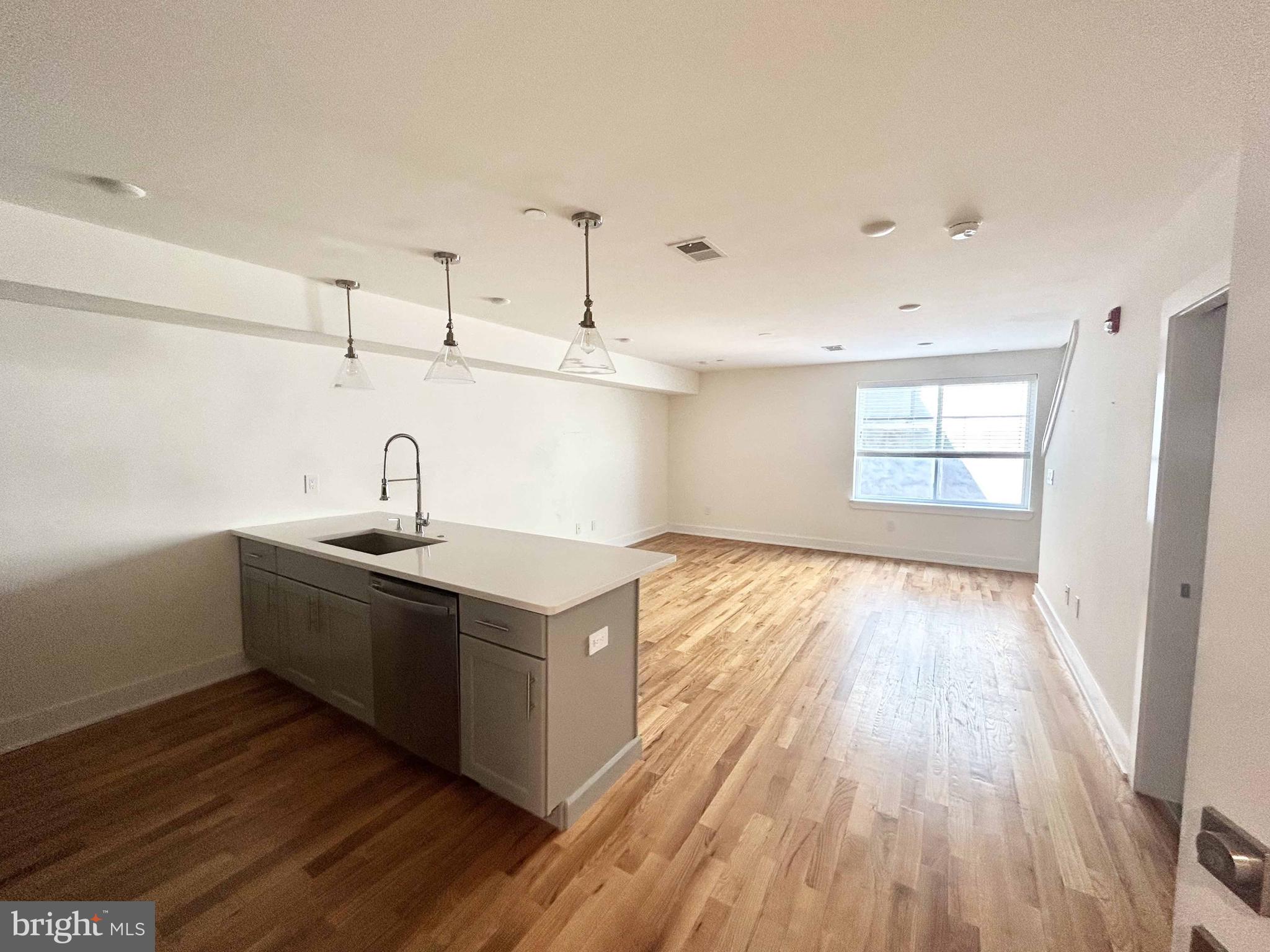 402 N FRONT STREET 4