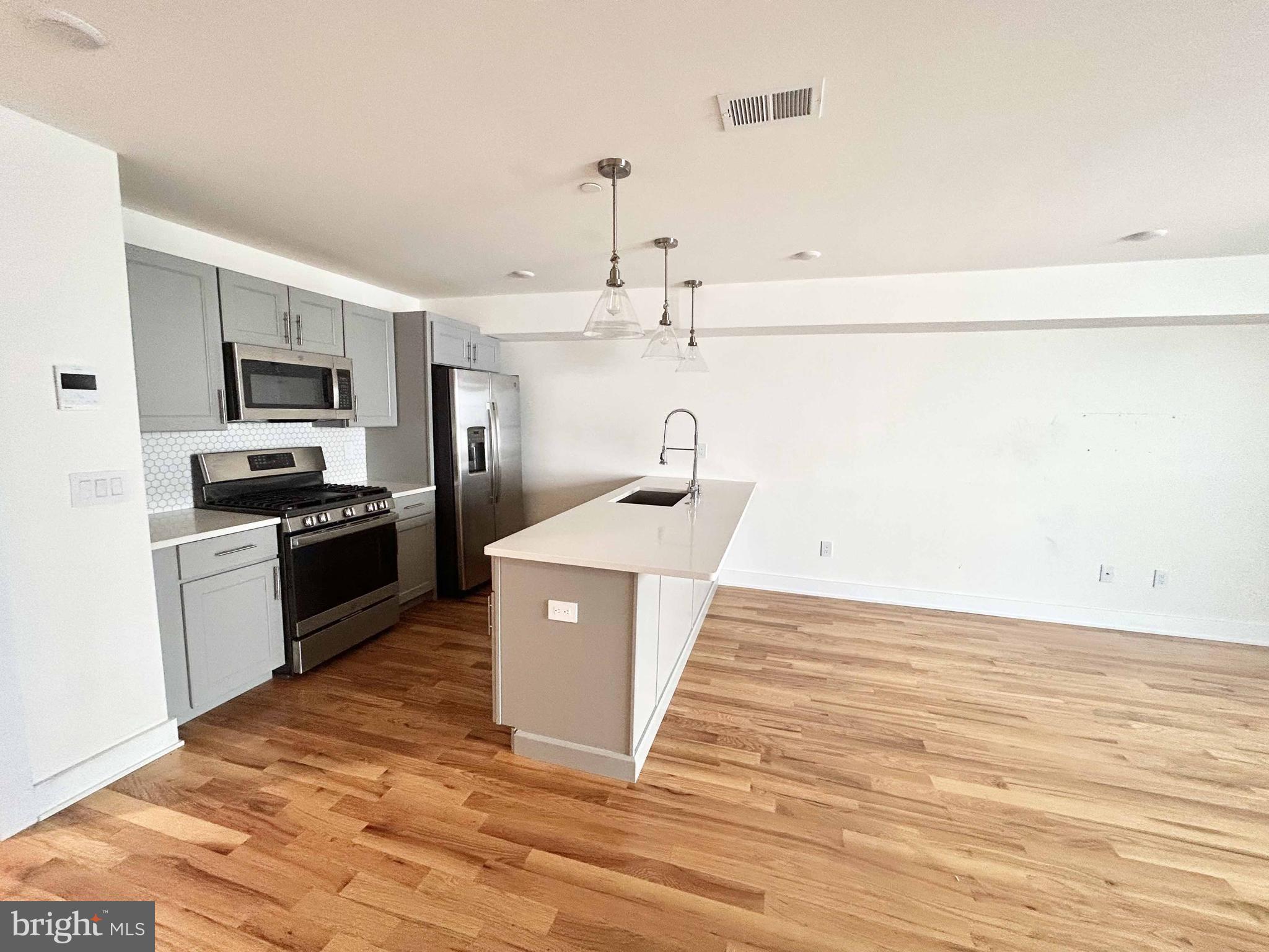 402 N FRONT STREET 4