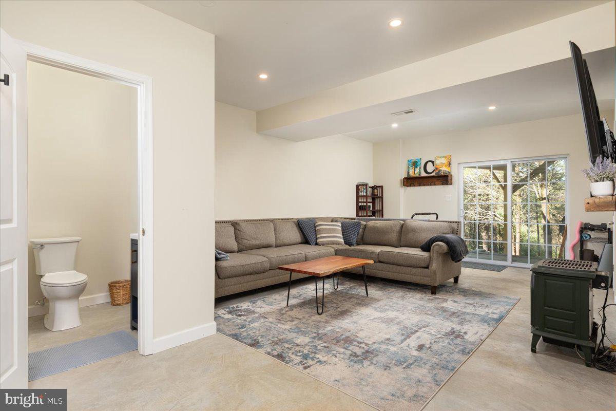 HIDDEN RIVER FARM - Residential Lease