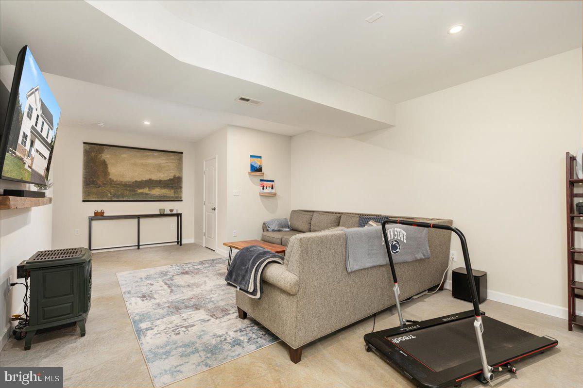 HIDDEN RIVER FARM - Residential Lease