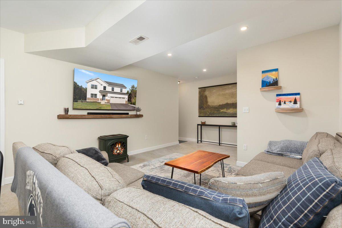 HIDDEN RIVER FARM - Residential Lease