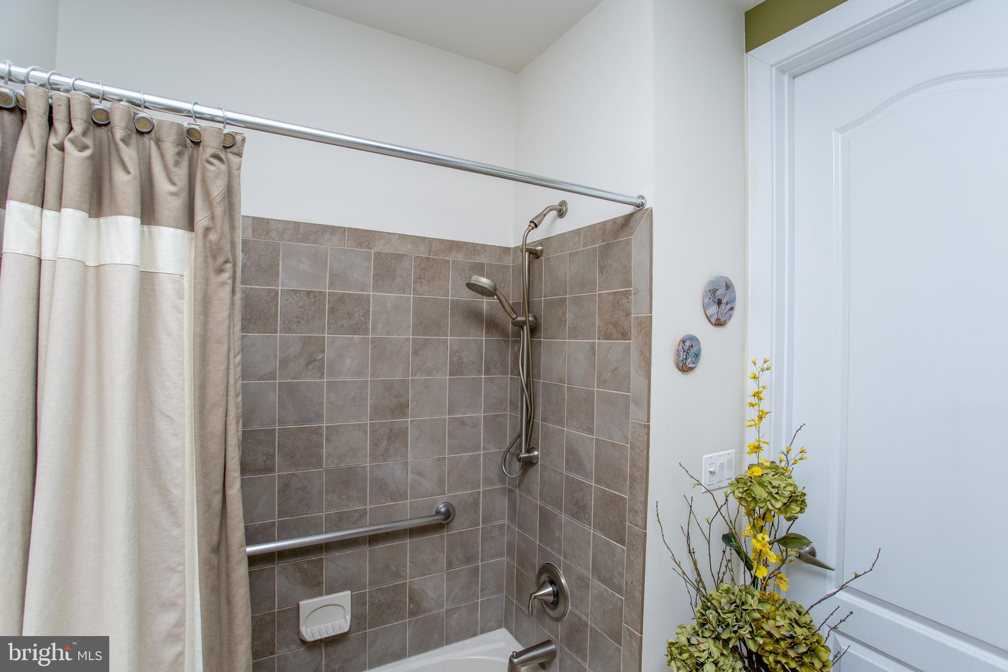 MERIDIAN VALLEY SQ - Residential