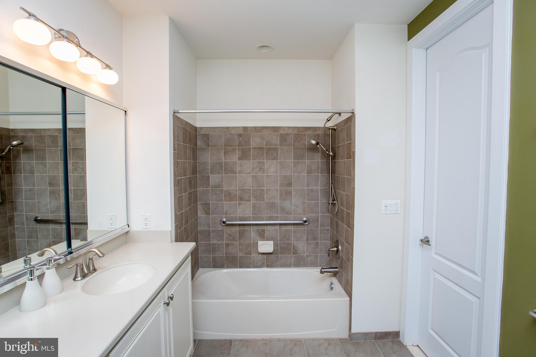 MERIDIAN VALLEY SQ - Residential