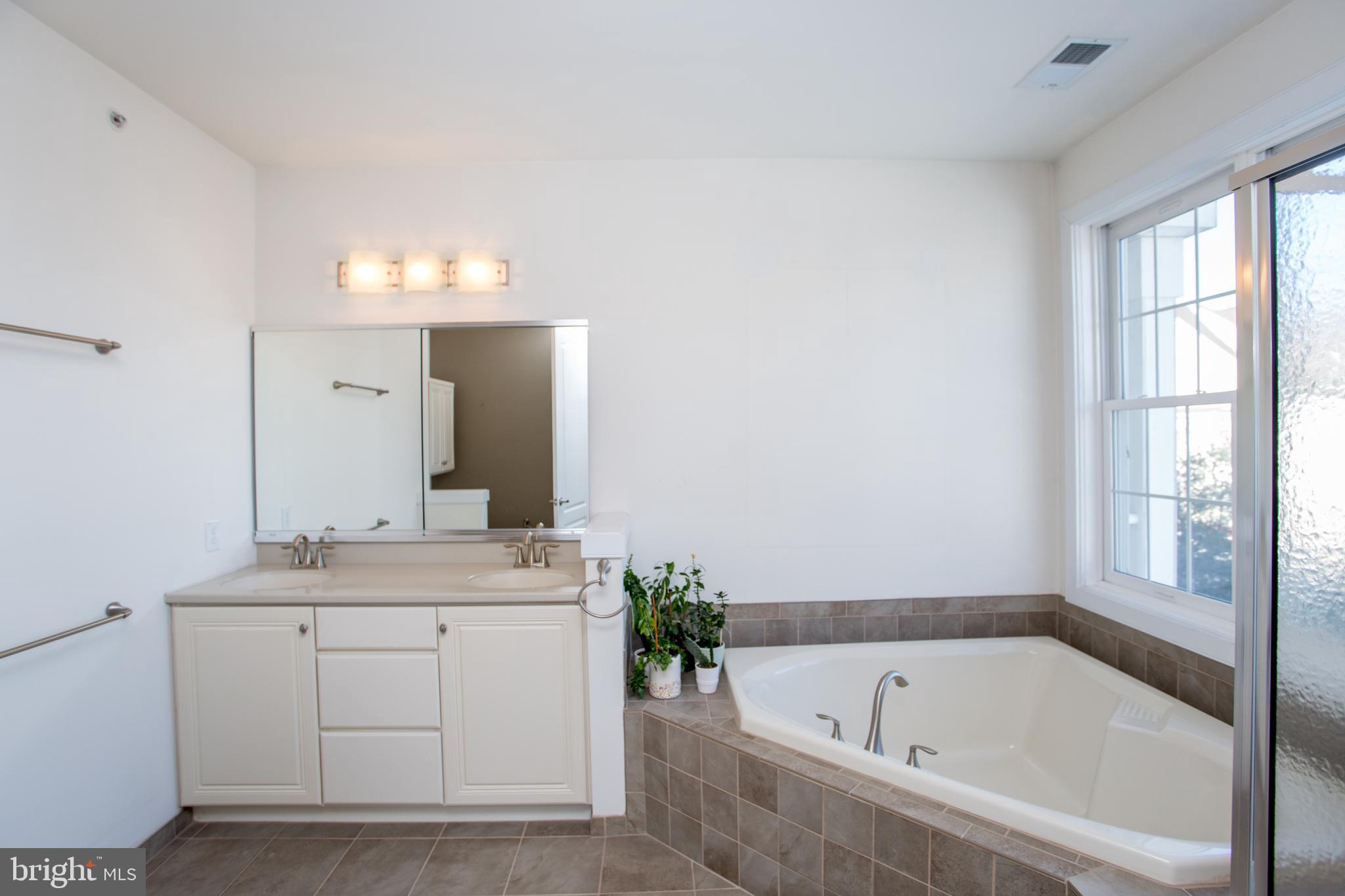 MERIDIAN VALLEY SQ - Residential