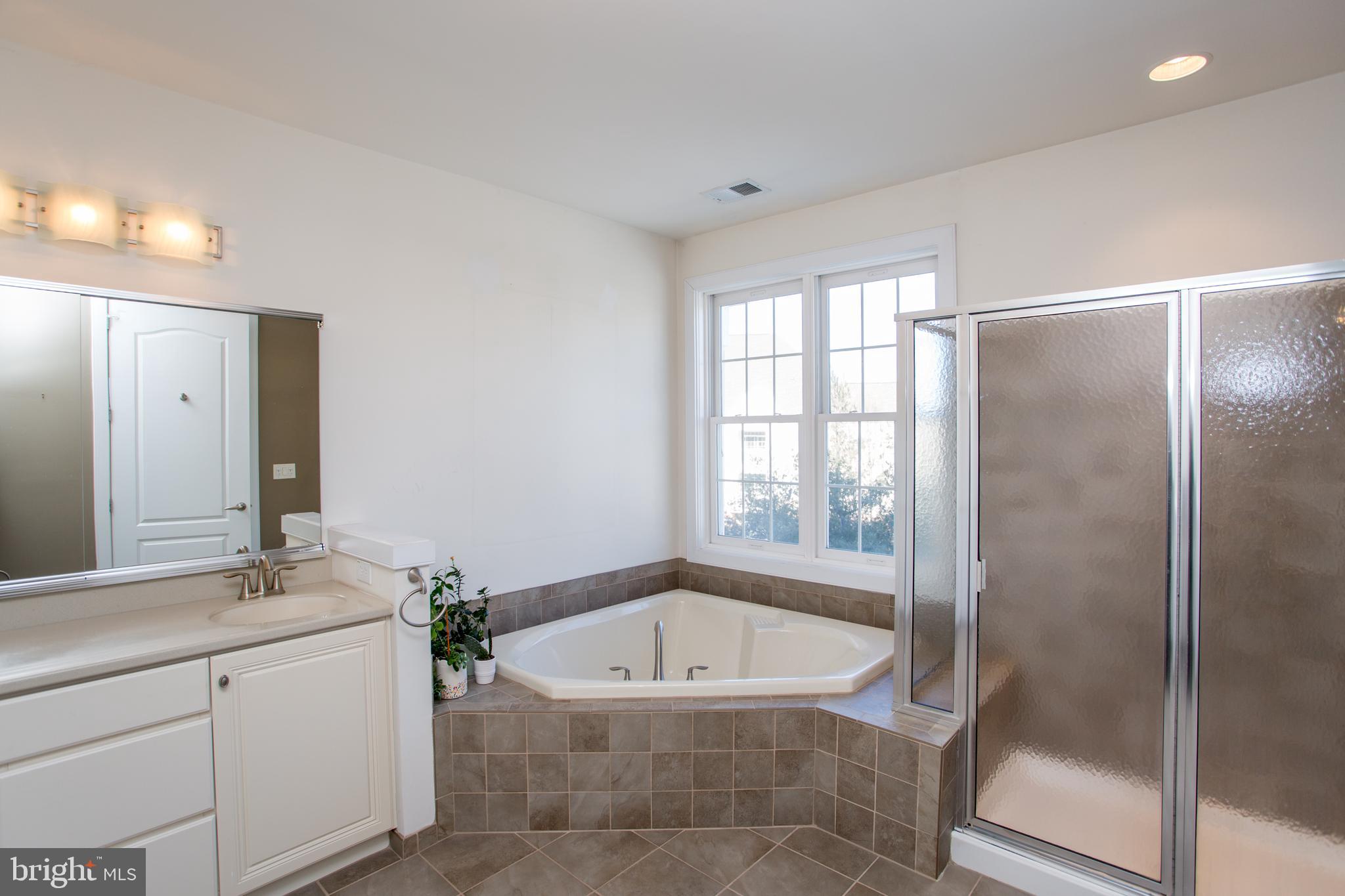 MERIDIAN VALLEY SQ - Residential