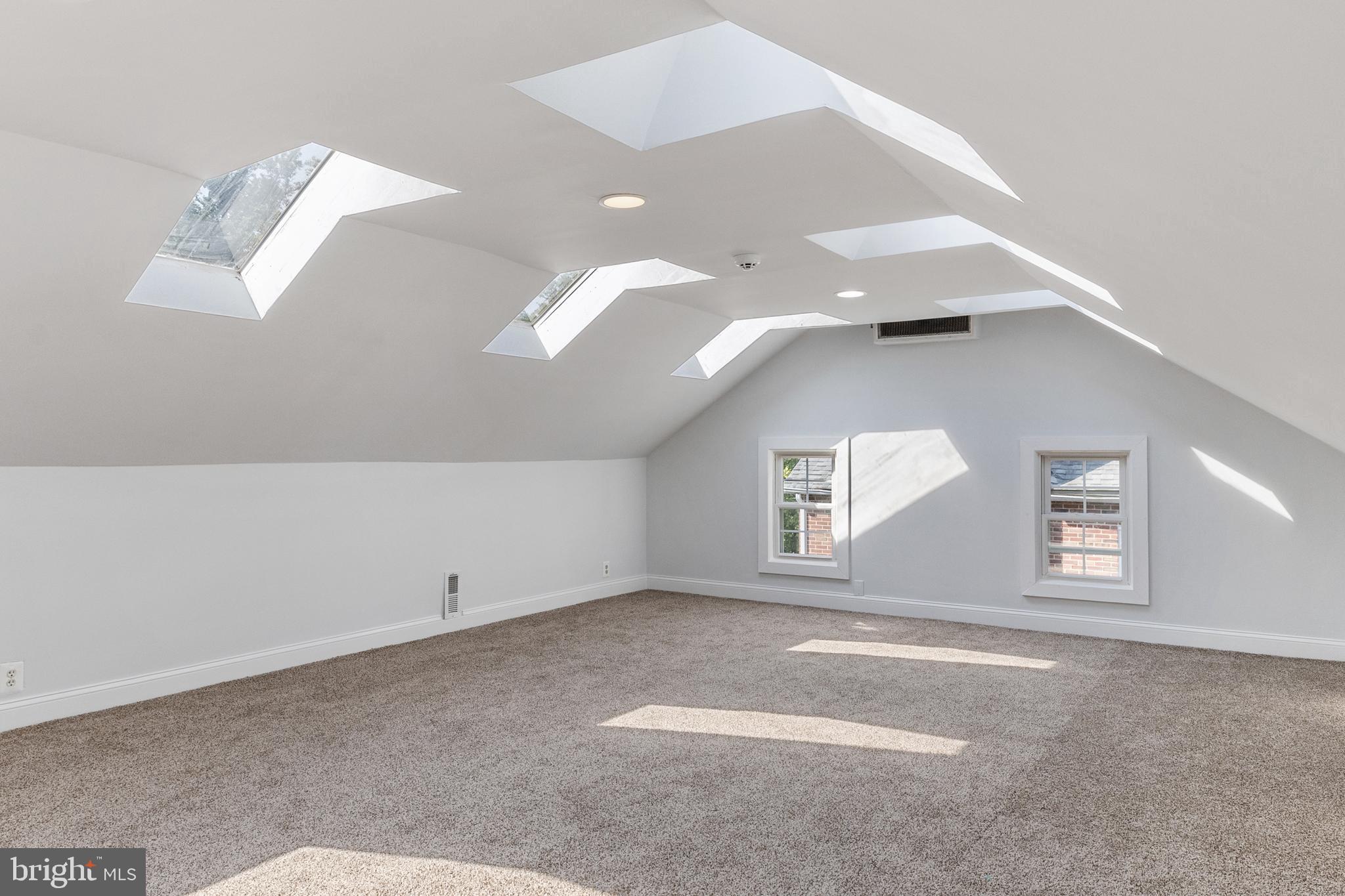 TEN HILLS - Residential
