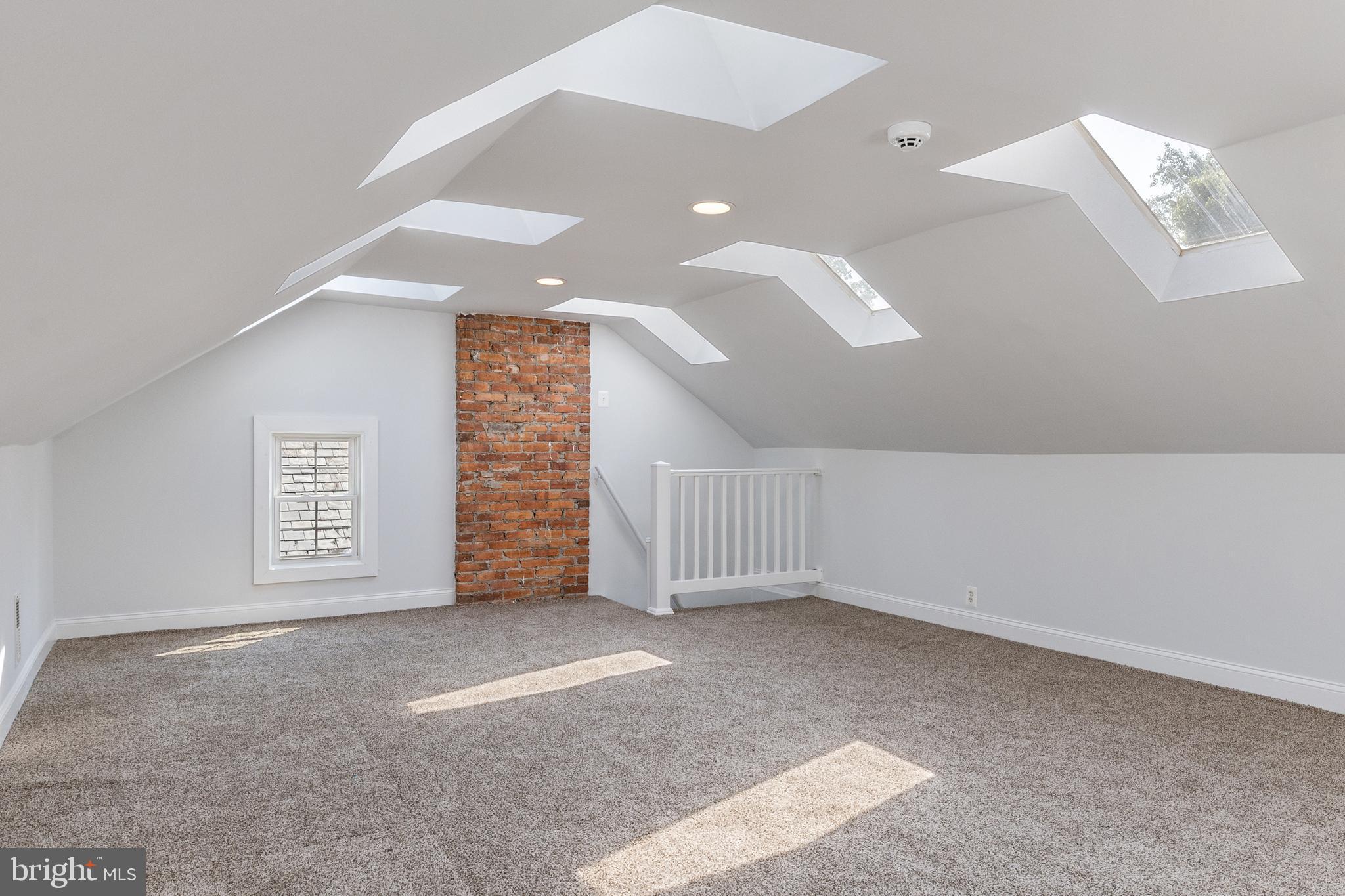 TEN HILLS - Residential