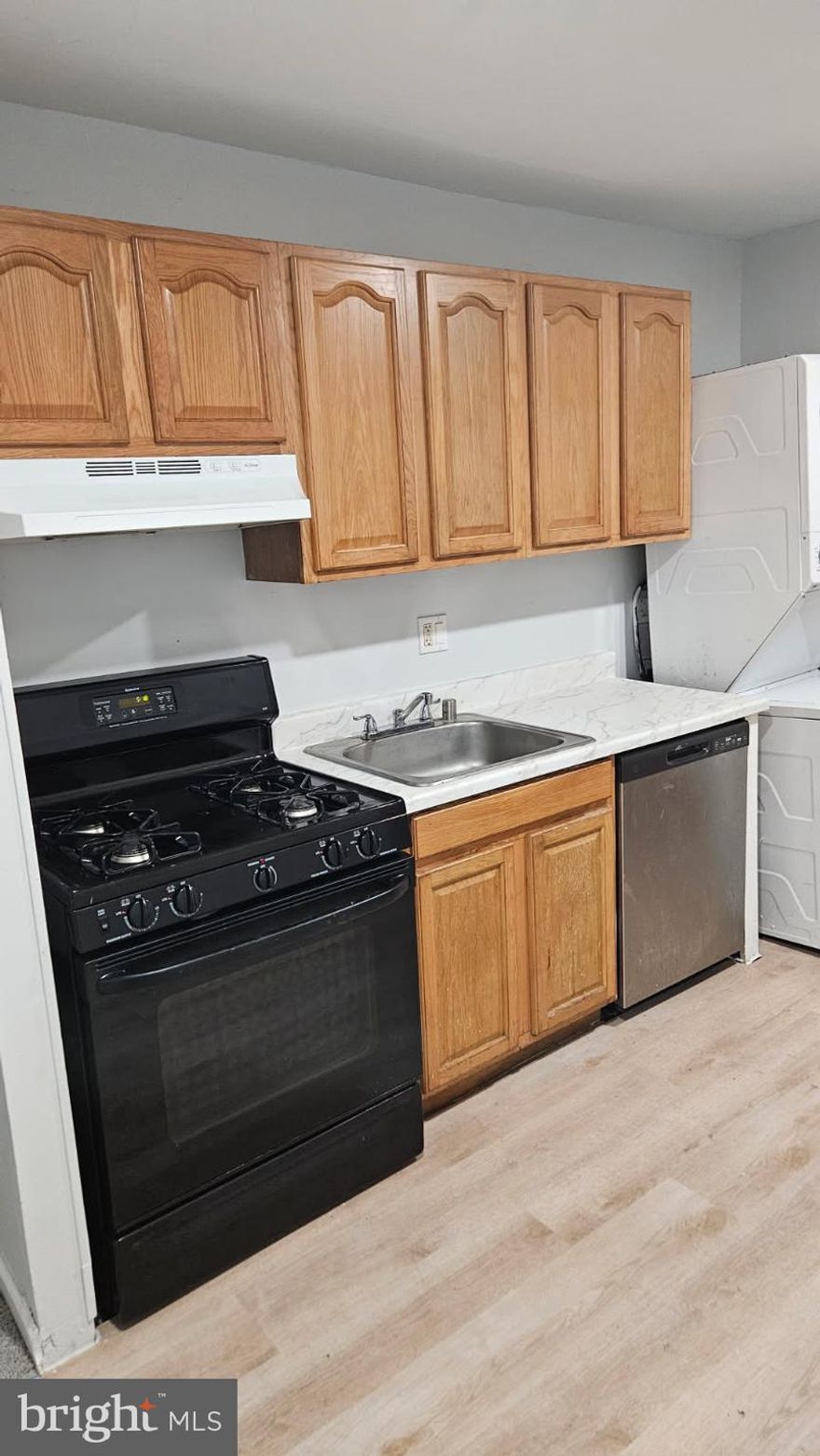 RECENTLY RENOVATED HOME. NEW CARPET AND NEW FLOORS, ENCLOSED BALCONY.NEW COUNTER-TOP. HUGE BEDROOMS. COSSY HOME IN A SORT AFTER NEIGHBORHOOD AND SHOWS VERY WELL