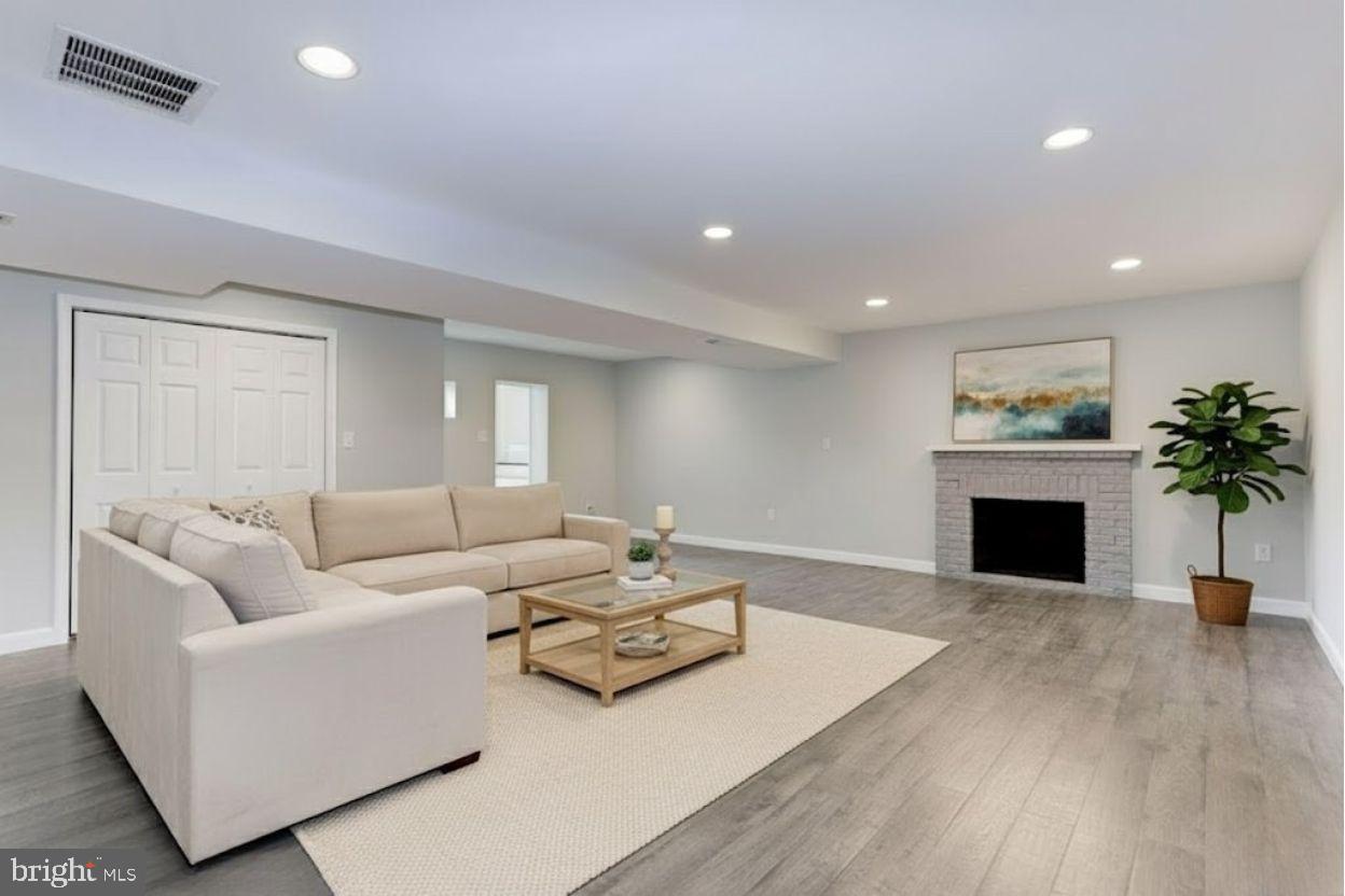 BRADBURY PARK - Residential Lease