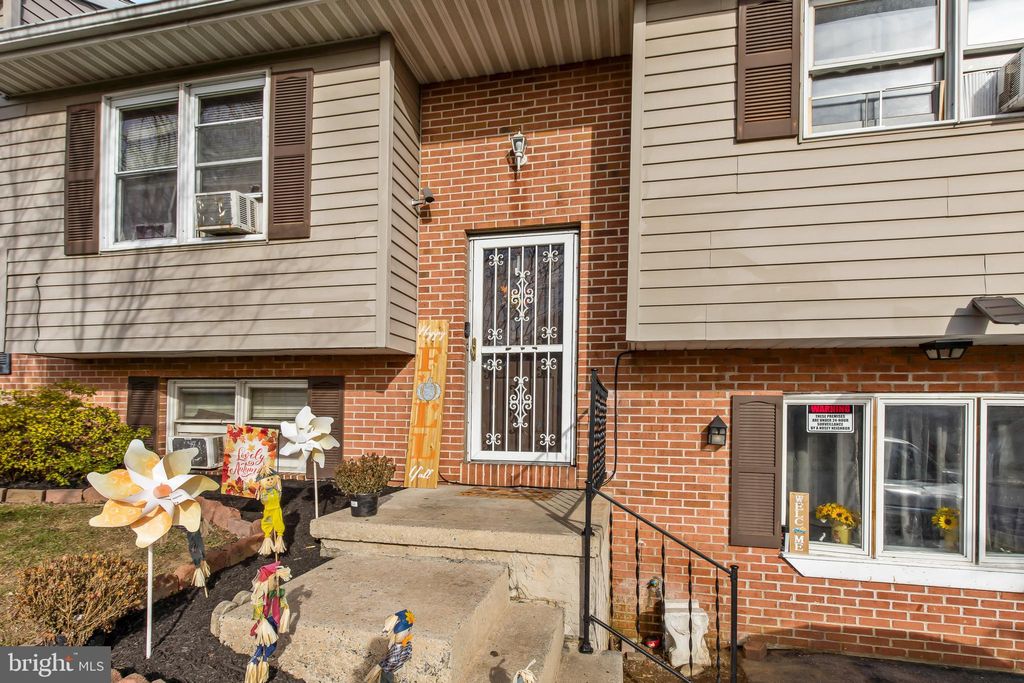 Photo of 39 Pickford Drive, Lancaster, PA 17603 (MLS # PALA2043594)