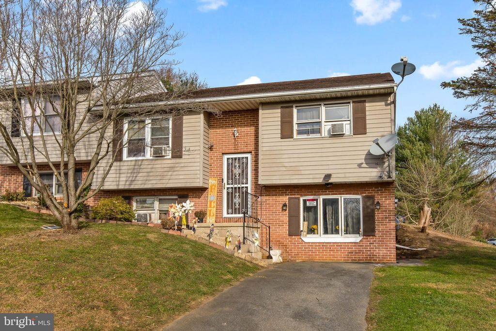 Photo of 39 Pickford Drive, Lancaster, PA 17603 (MLS # PALA2043594)