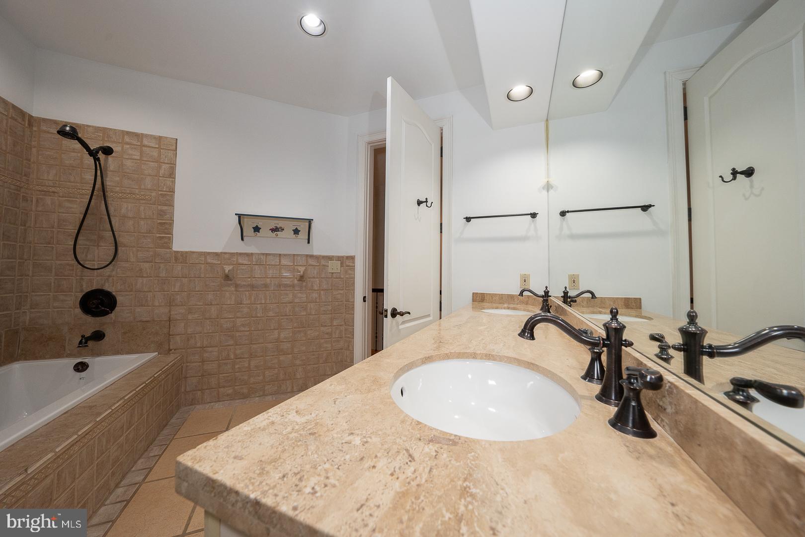 GLADWYNE - Residential