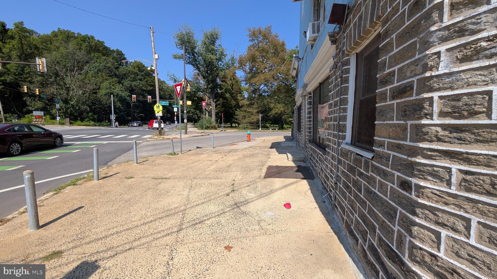 LOGAN - Commercial Lease