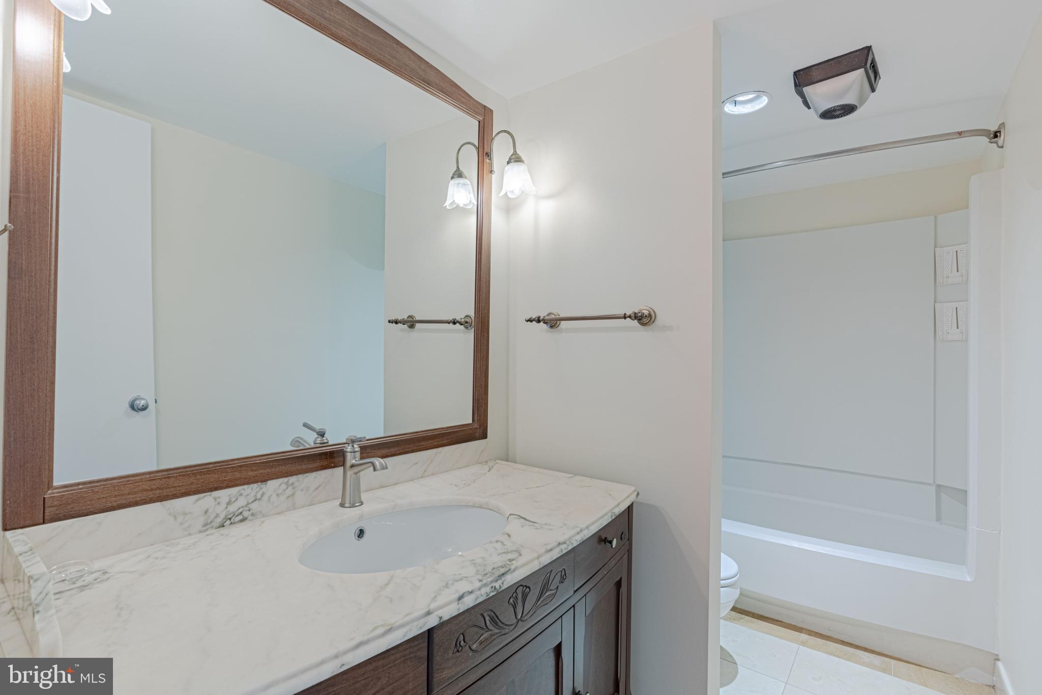 ROTONDA - Residential Lease