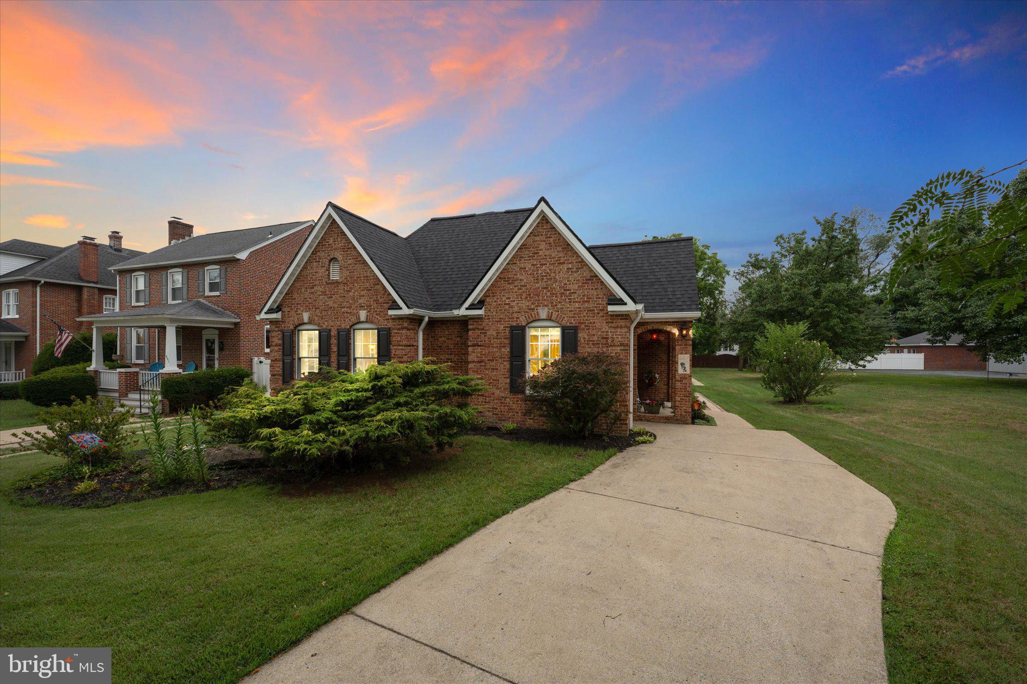 687 WOODLAND AVE