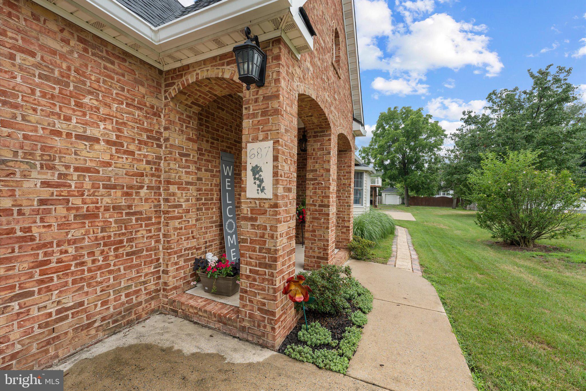 687 WOODLAND AVE