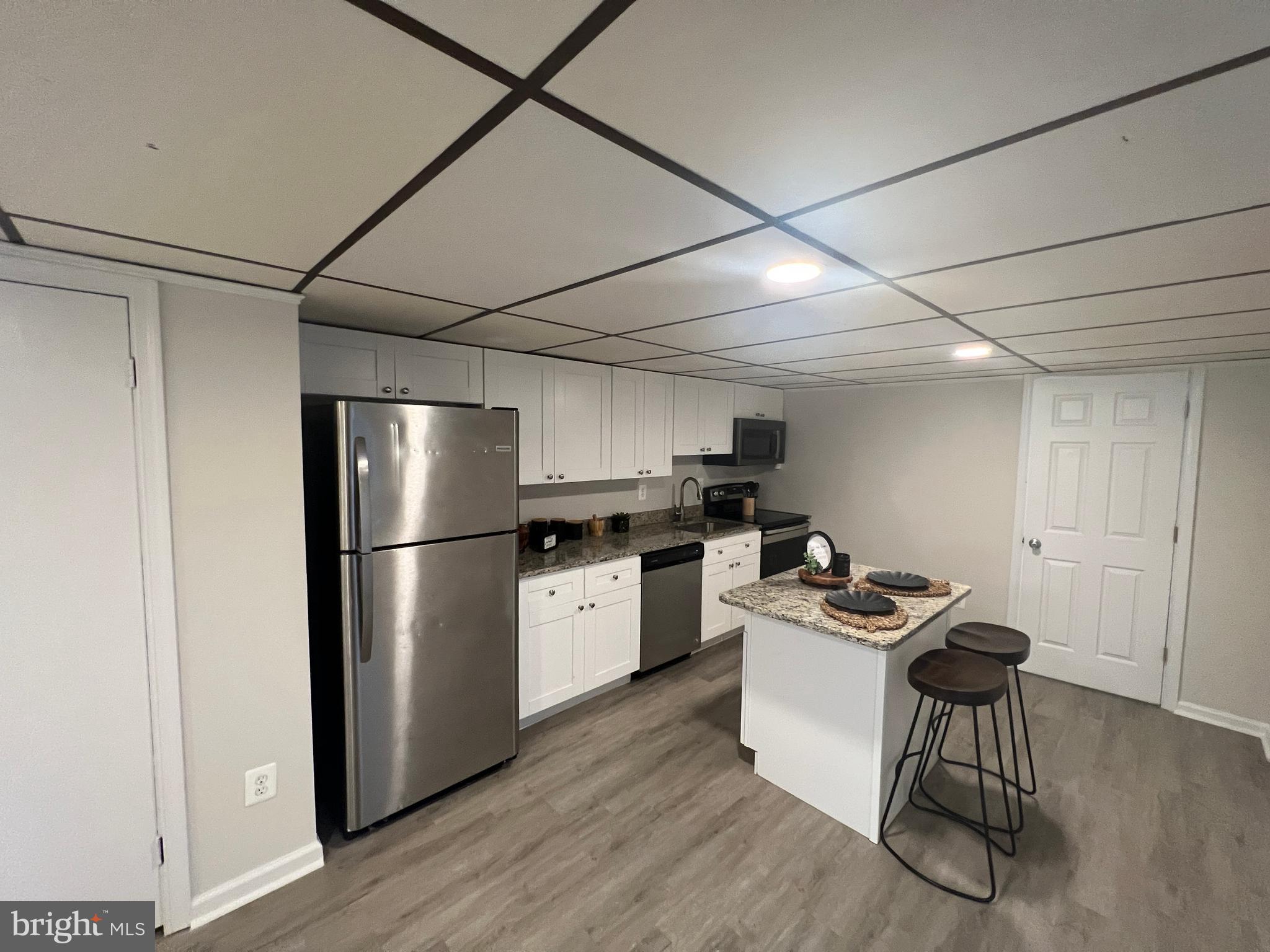 1 CARRIAGE LAMP COURT