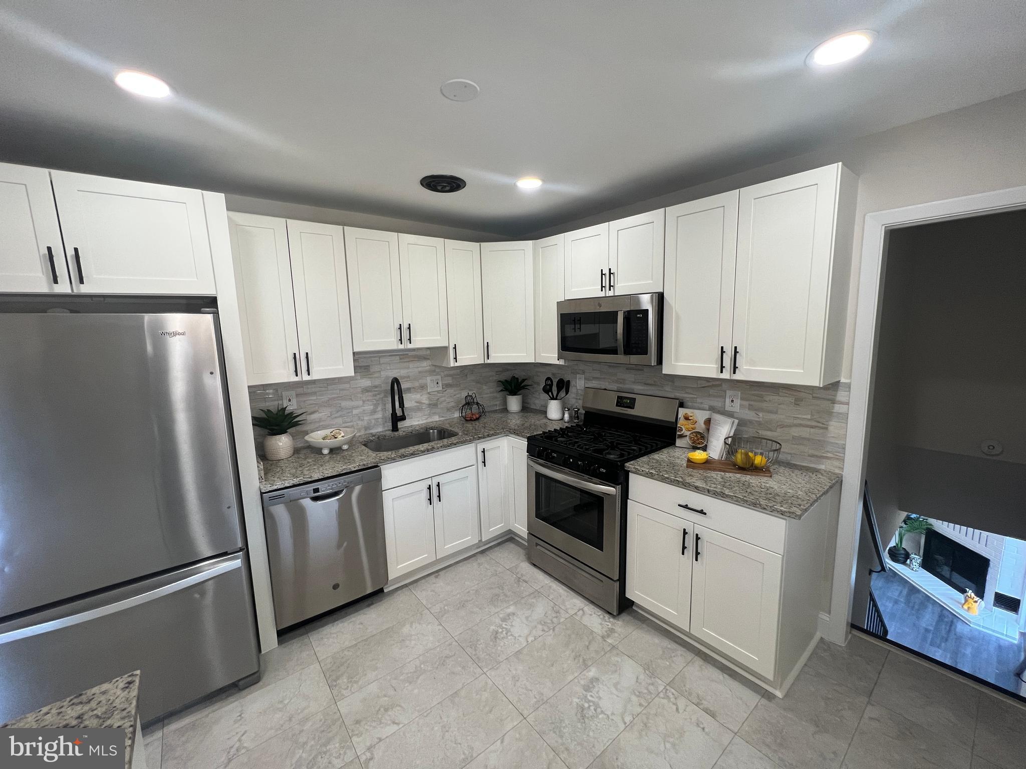 1 CARRIAGE LAMP COURT