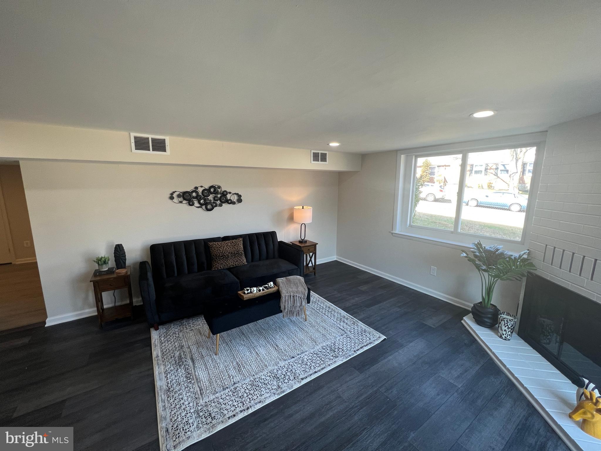 1 CARRIAGE LAMP COURT