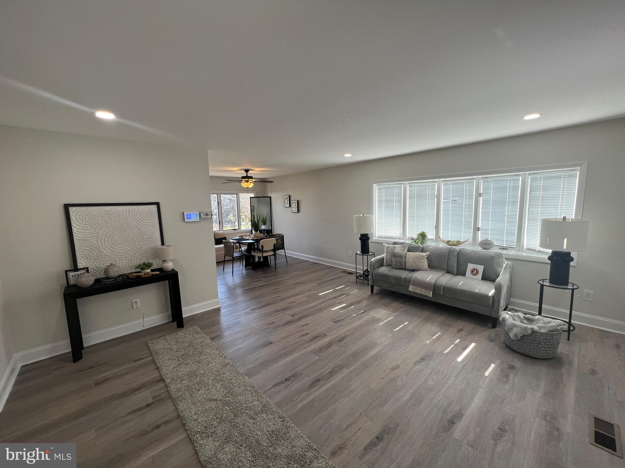 1 CARRIAGE LAMP COURT