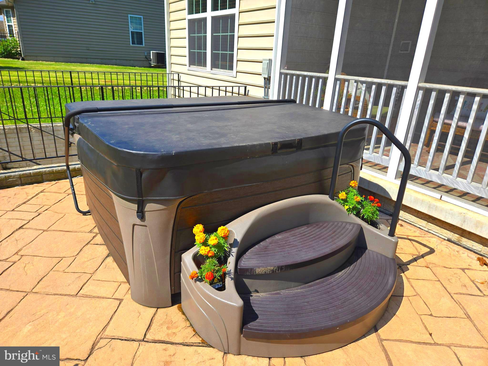 APPLE KNOLLS ESTATES - Residential