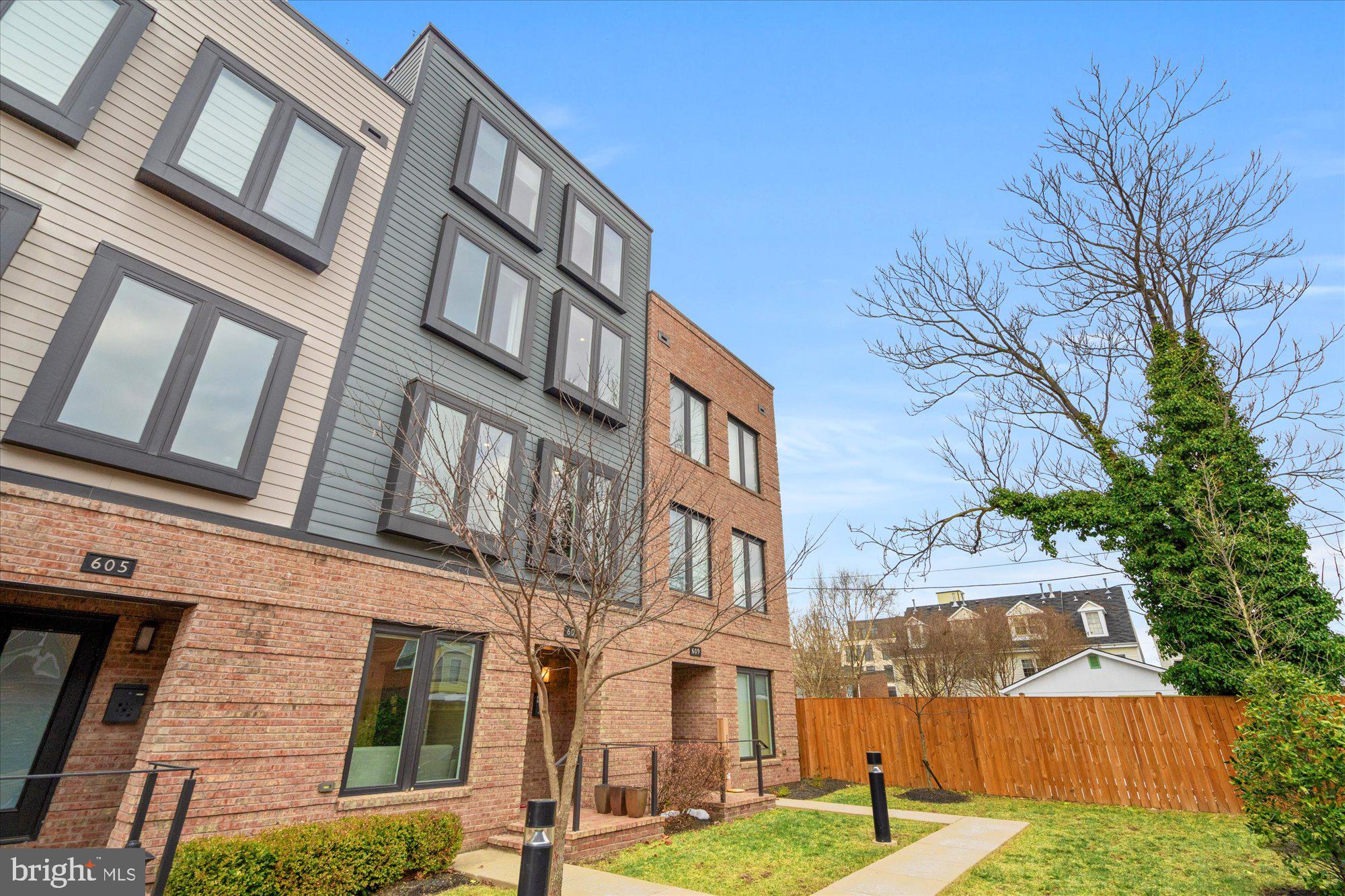 607 SLADE COURT