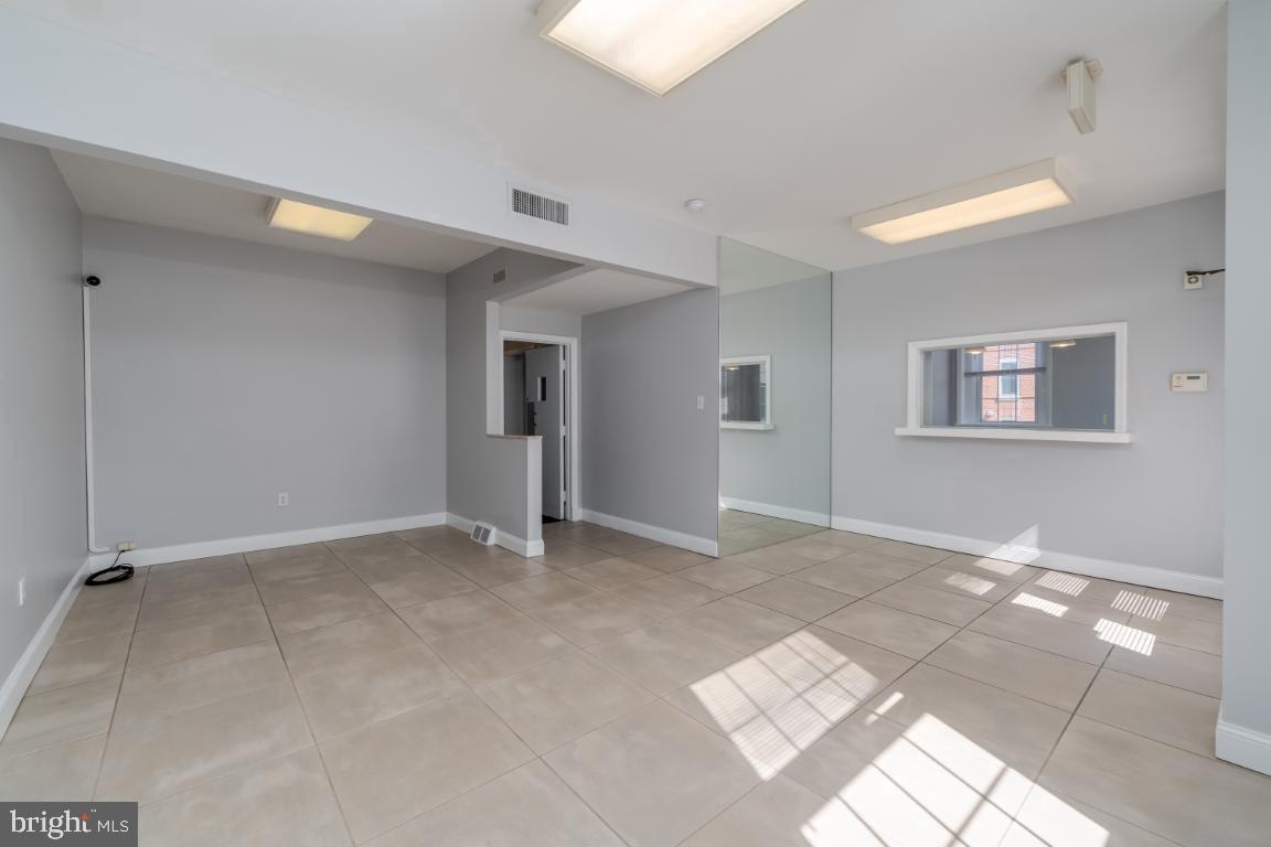CANTON - Commercial Lease
