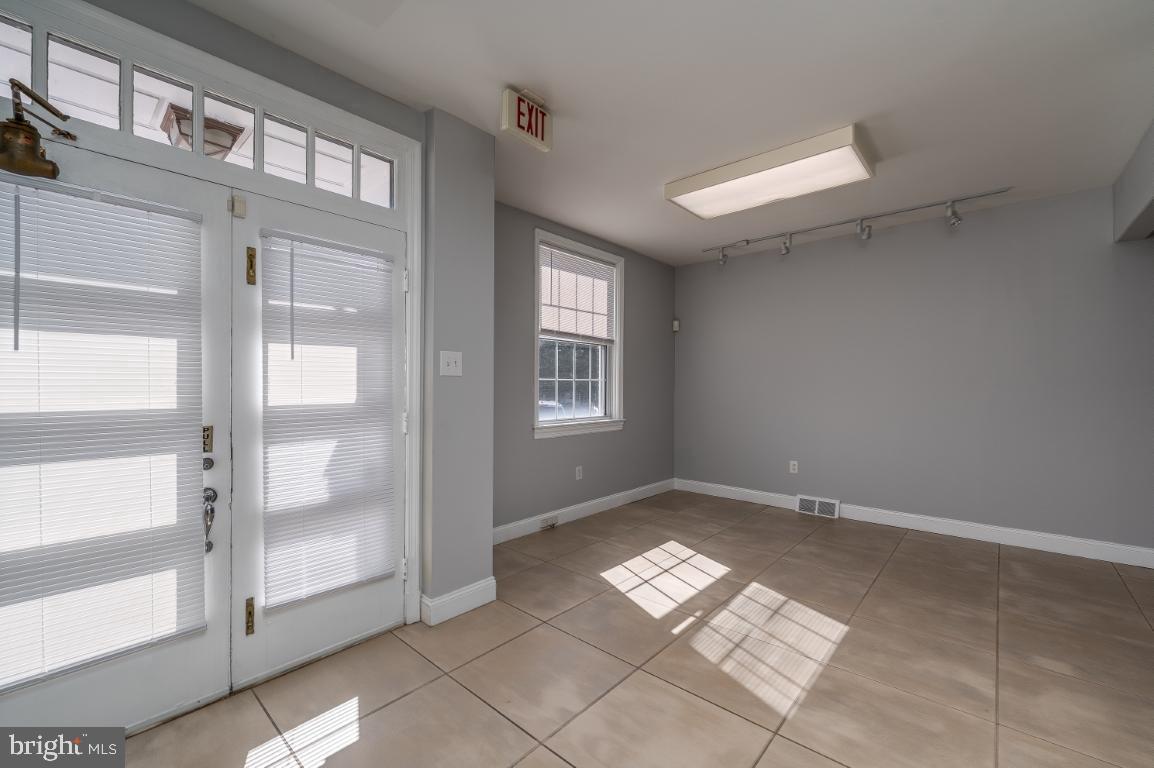 CANTON - Commercial Lease