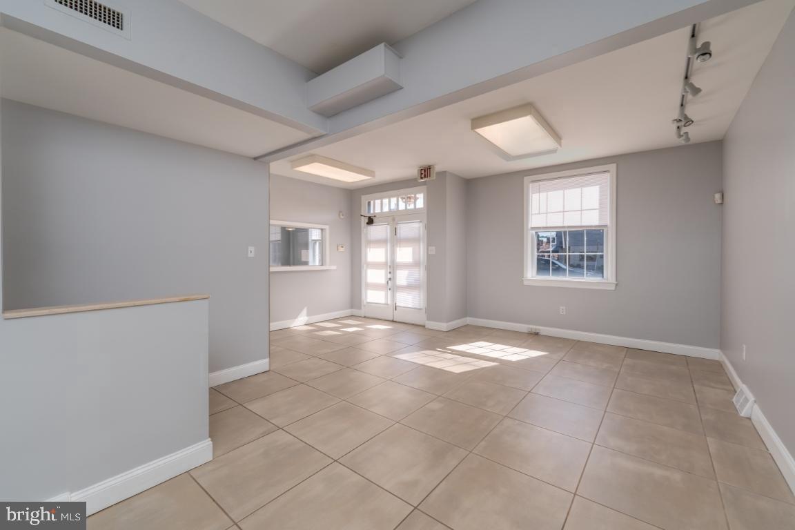 CANTON - Commercial Lease