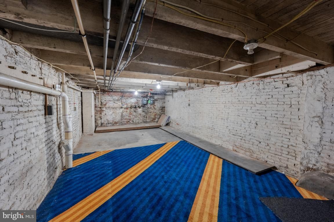 CANTON - Commercial Lease