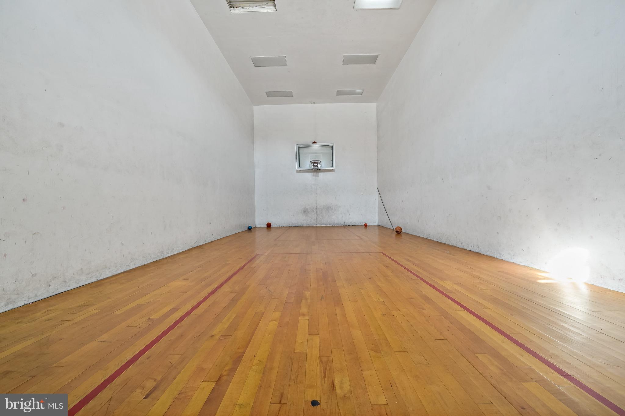 QUEEN VILLAGE - Commercial Sale