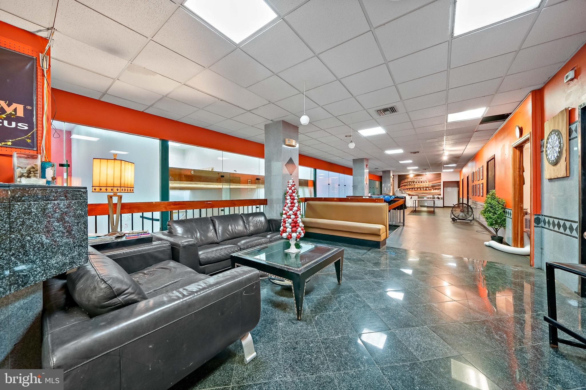 QUEEN VILLAGE - Commercial Sale