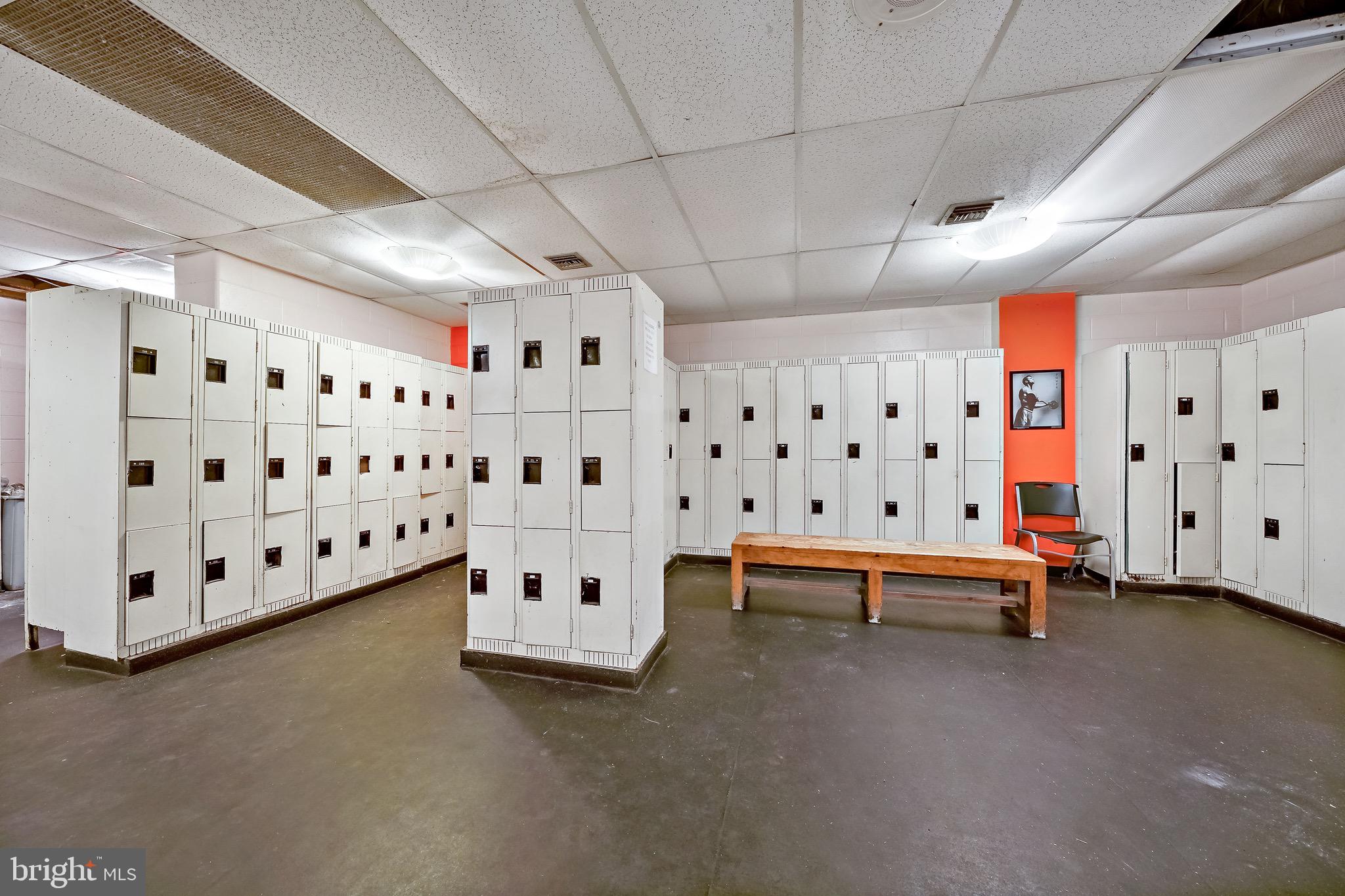 QUEEN VILLAGE - Commercial Sale
