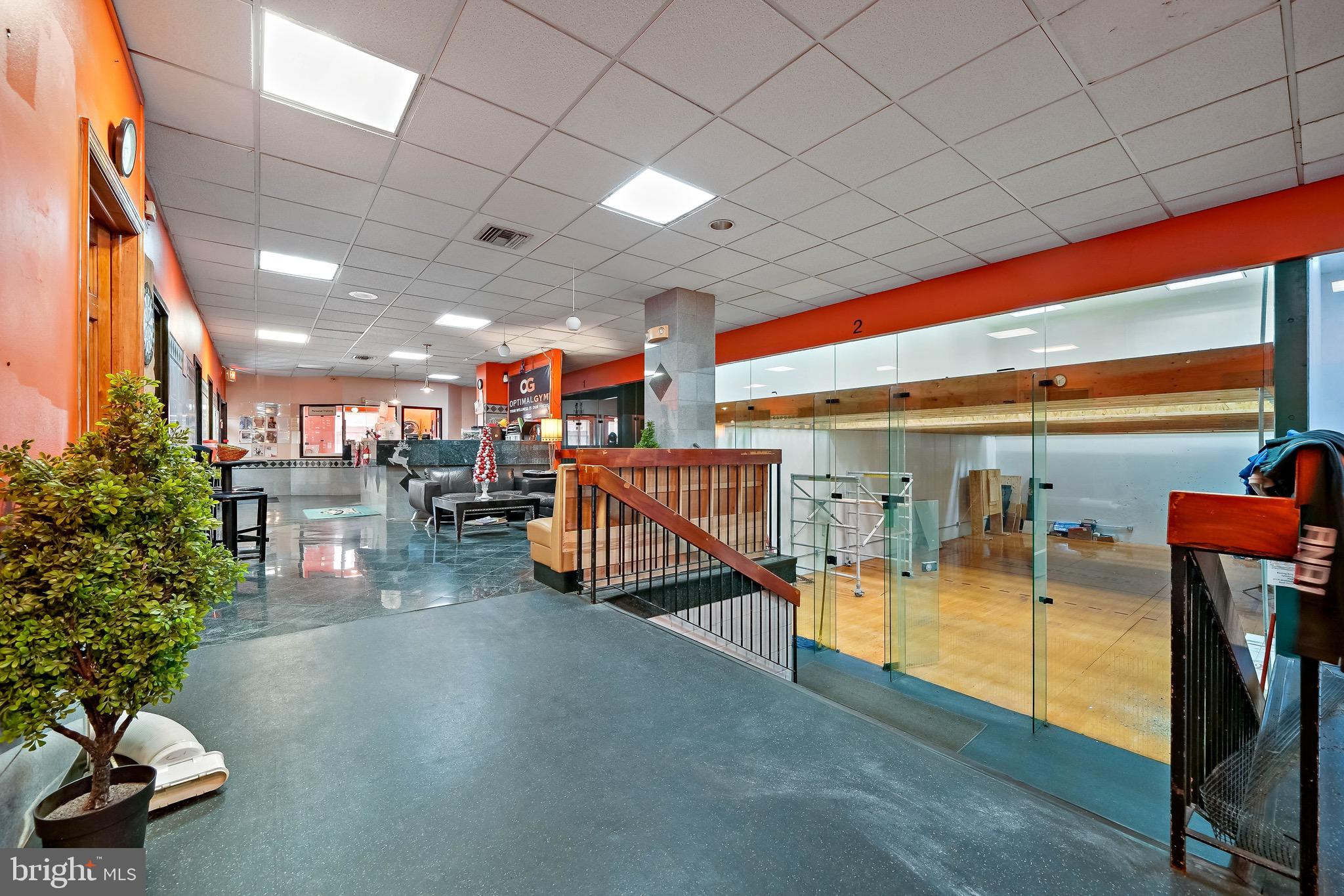 QUEEN VILLAGE - Commercial Sale
