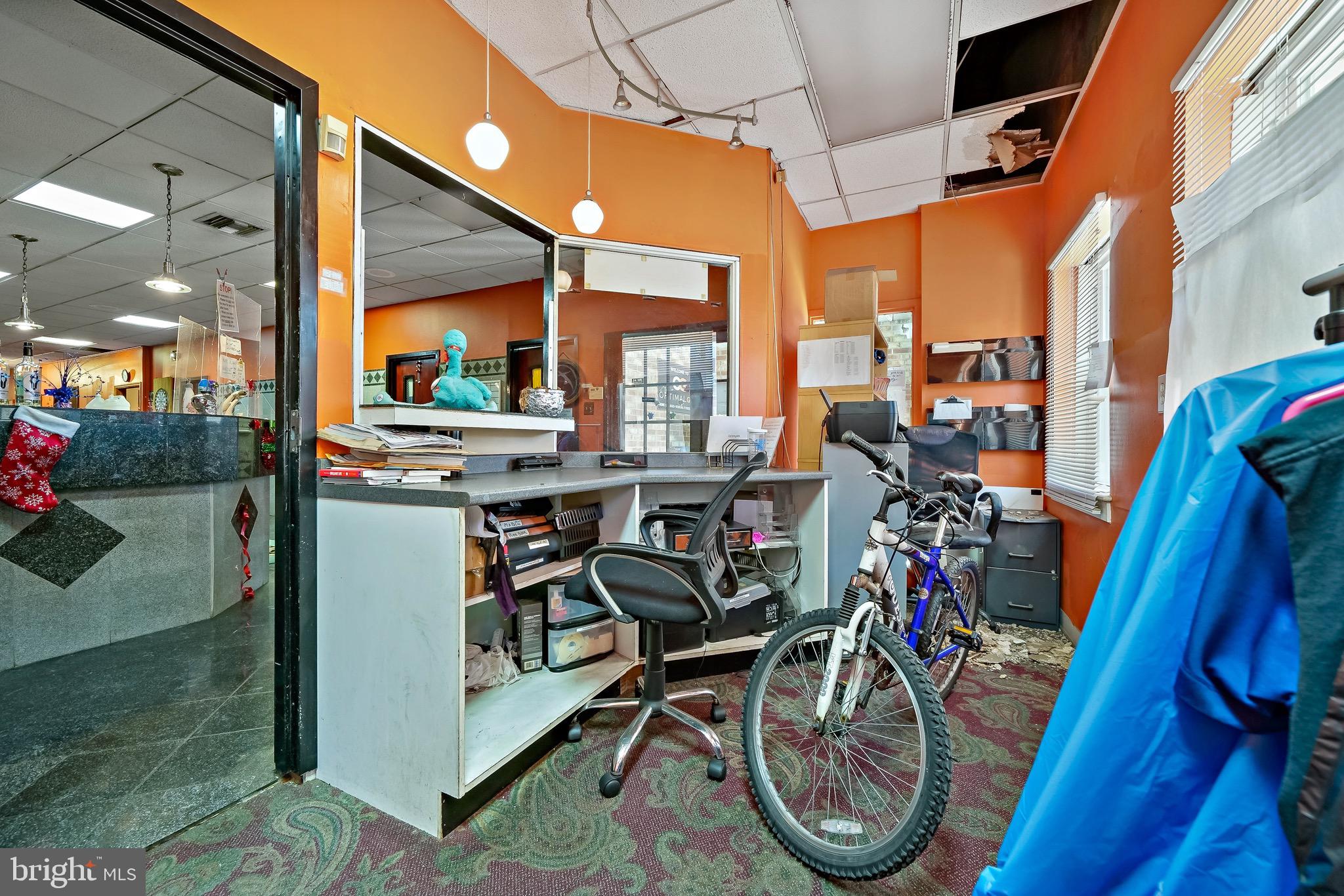 QUEEN VILLAGE - Commercial Sale