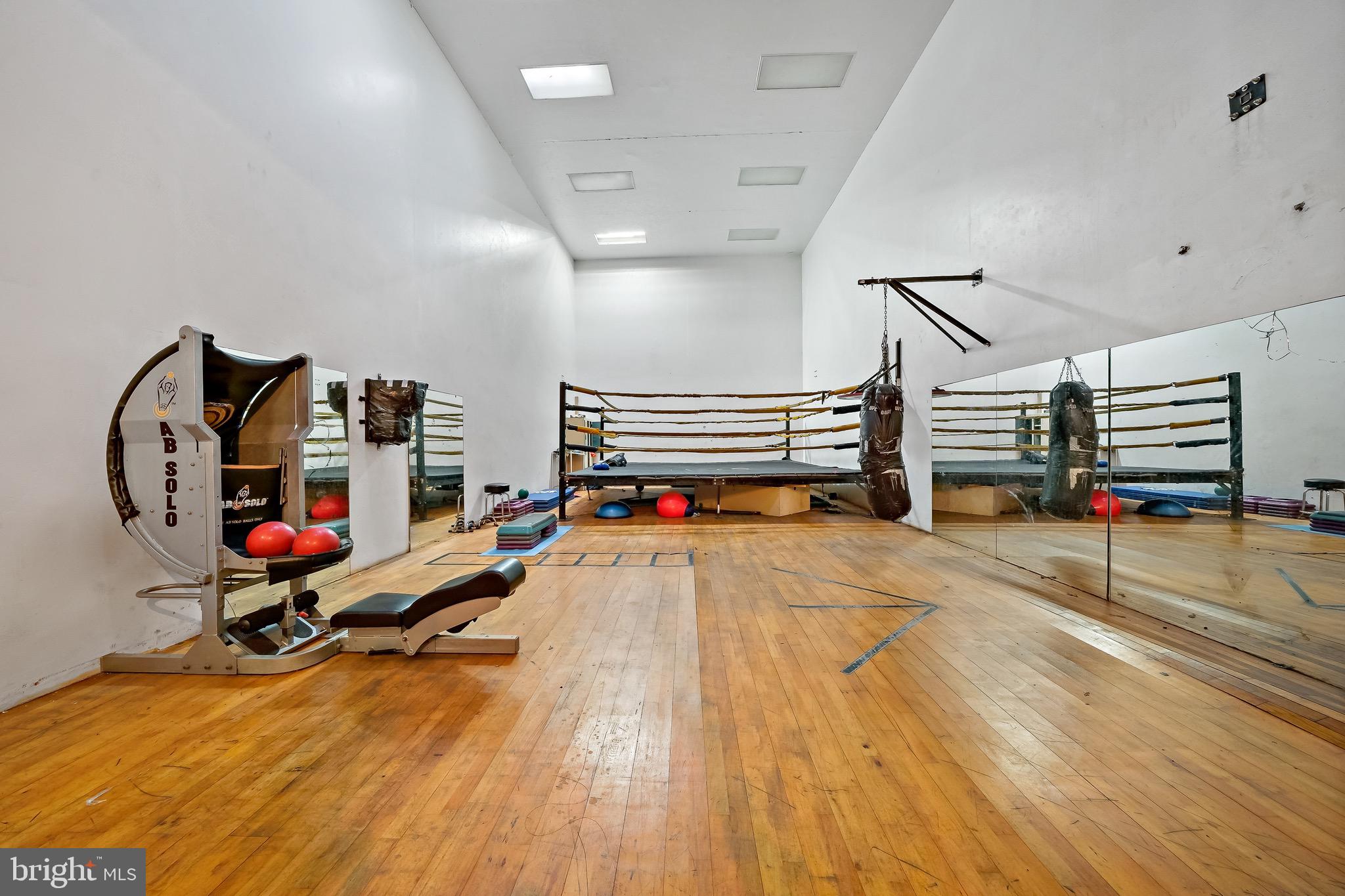 QUEEN VILLAGE - Commercial Sale