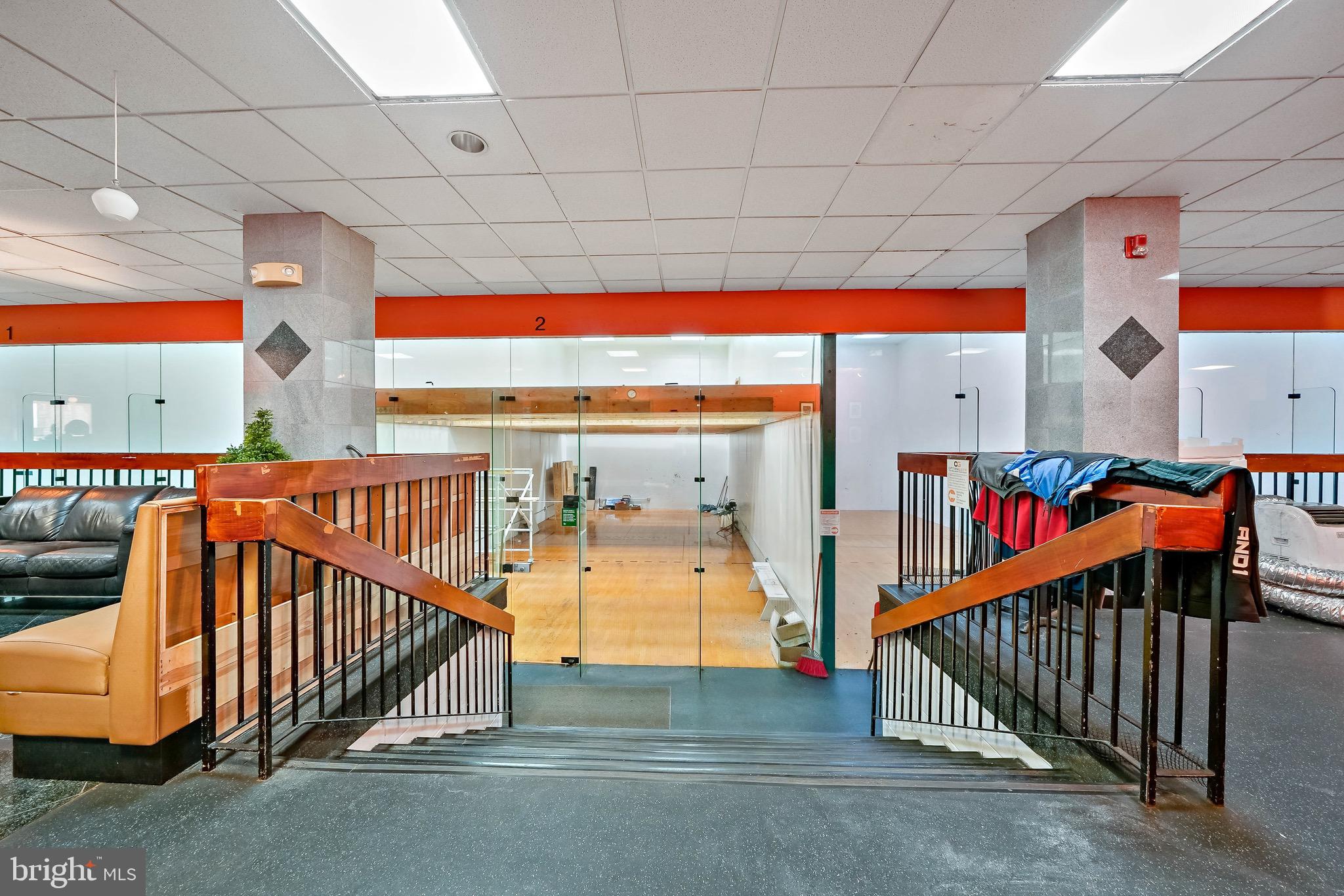 QUEEN VILLAGE - Commercial Sale