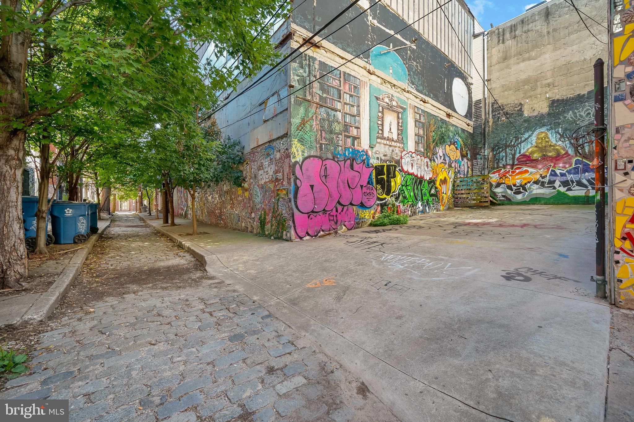 QUEEN VILLAGE - Commercial Sale