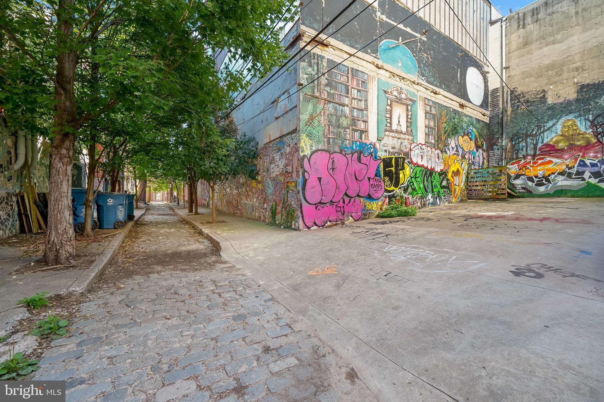 QUEEN VILLAGE - Commercial Sale