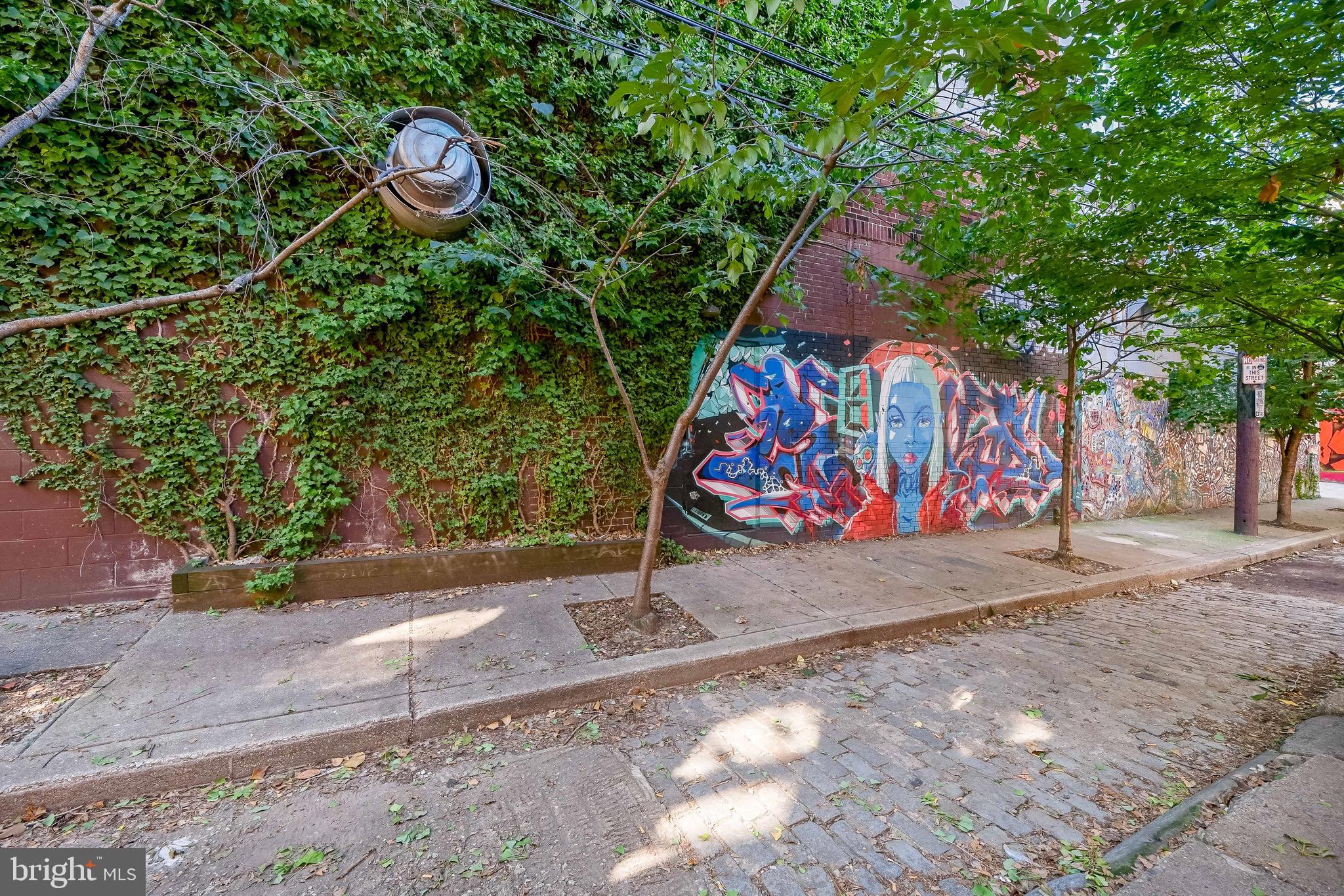 QUEEN VILLAGE - Commercial Sale