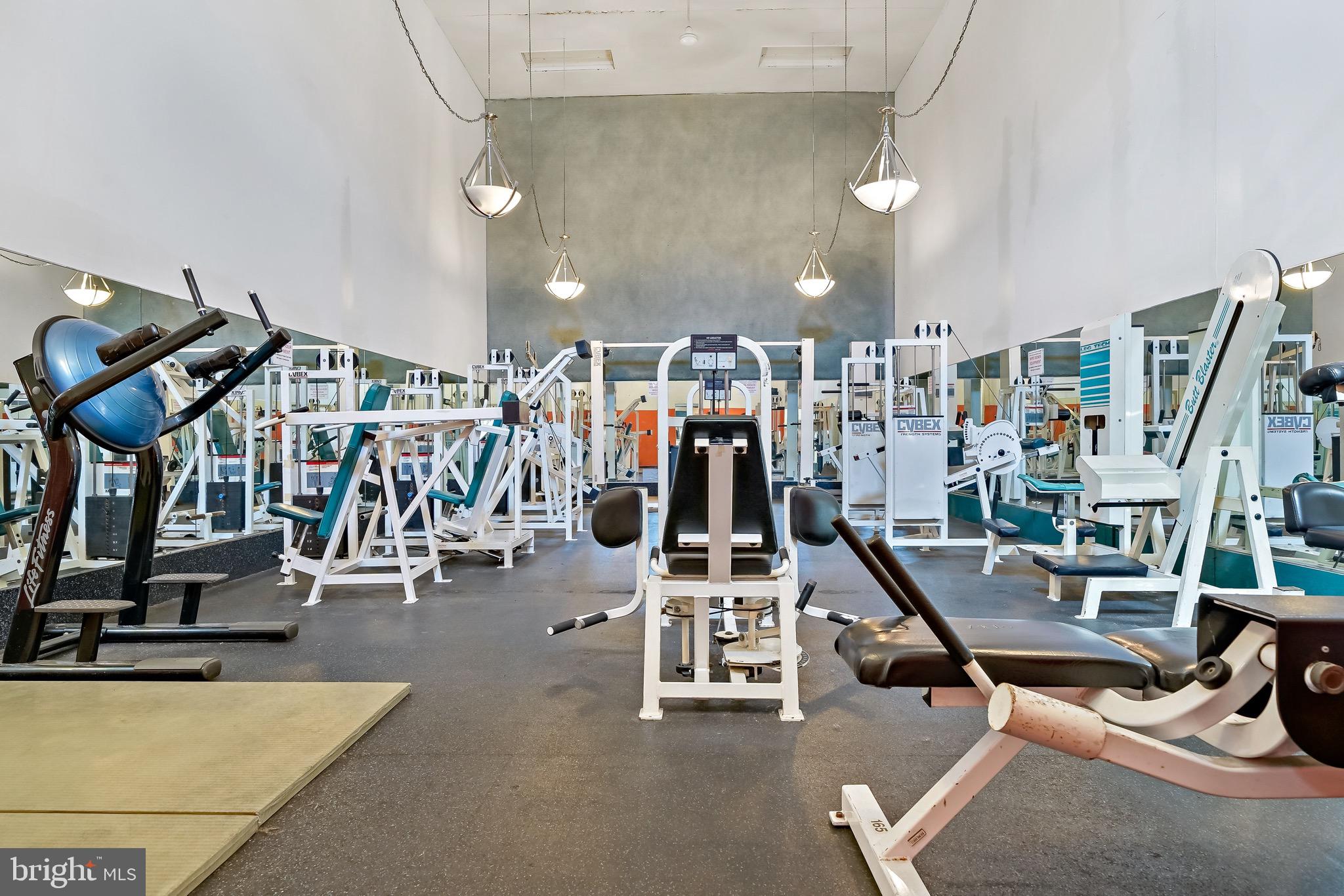 QUEEN VILLAGE - Commercial Sale