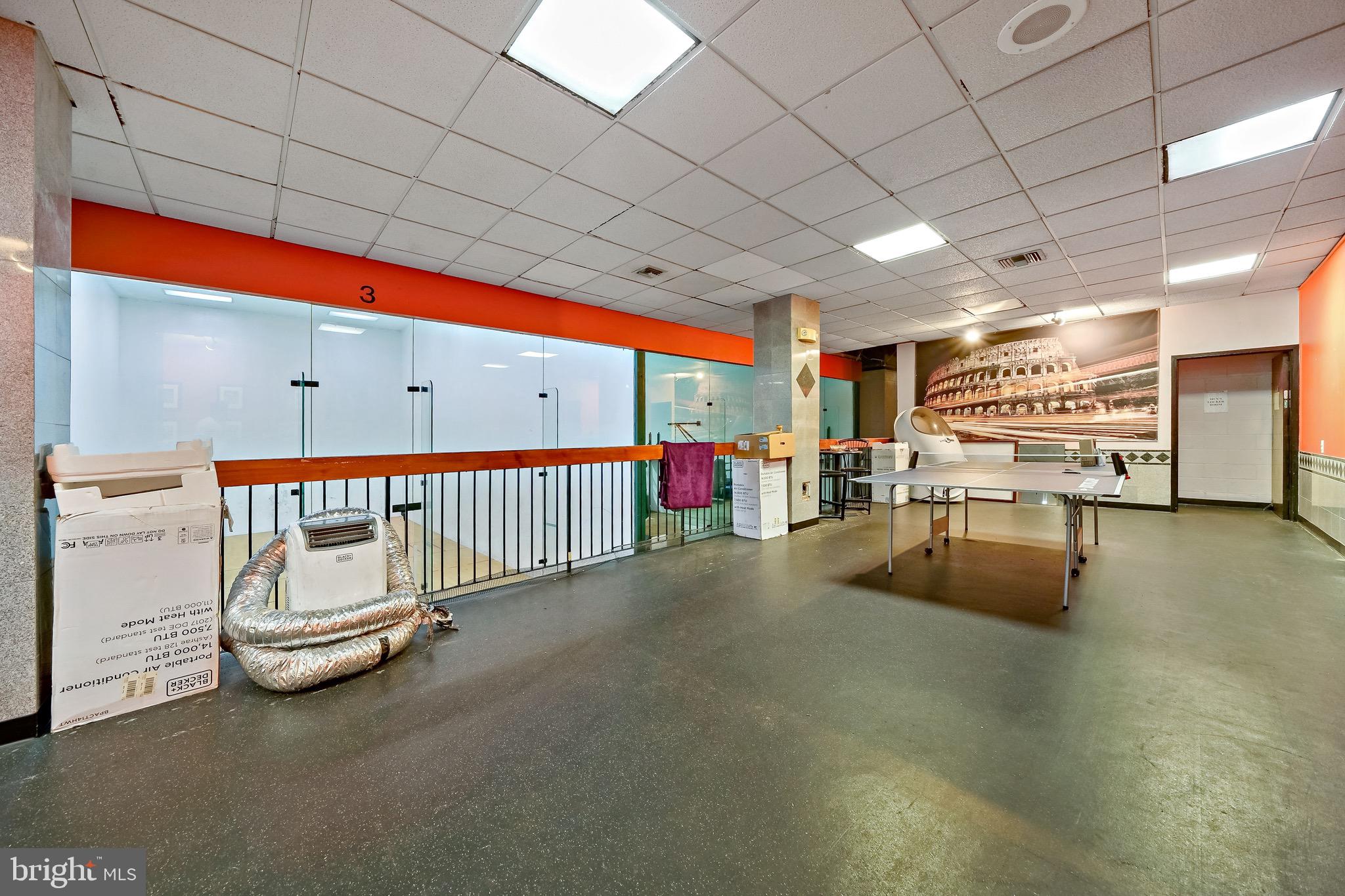 QUEEN VILLAGE - Commercial Sale