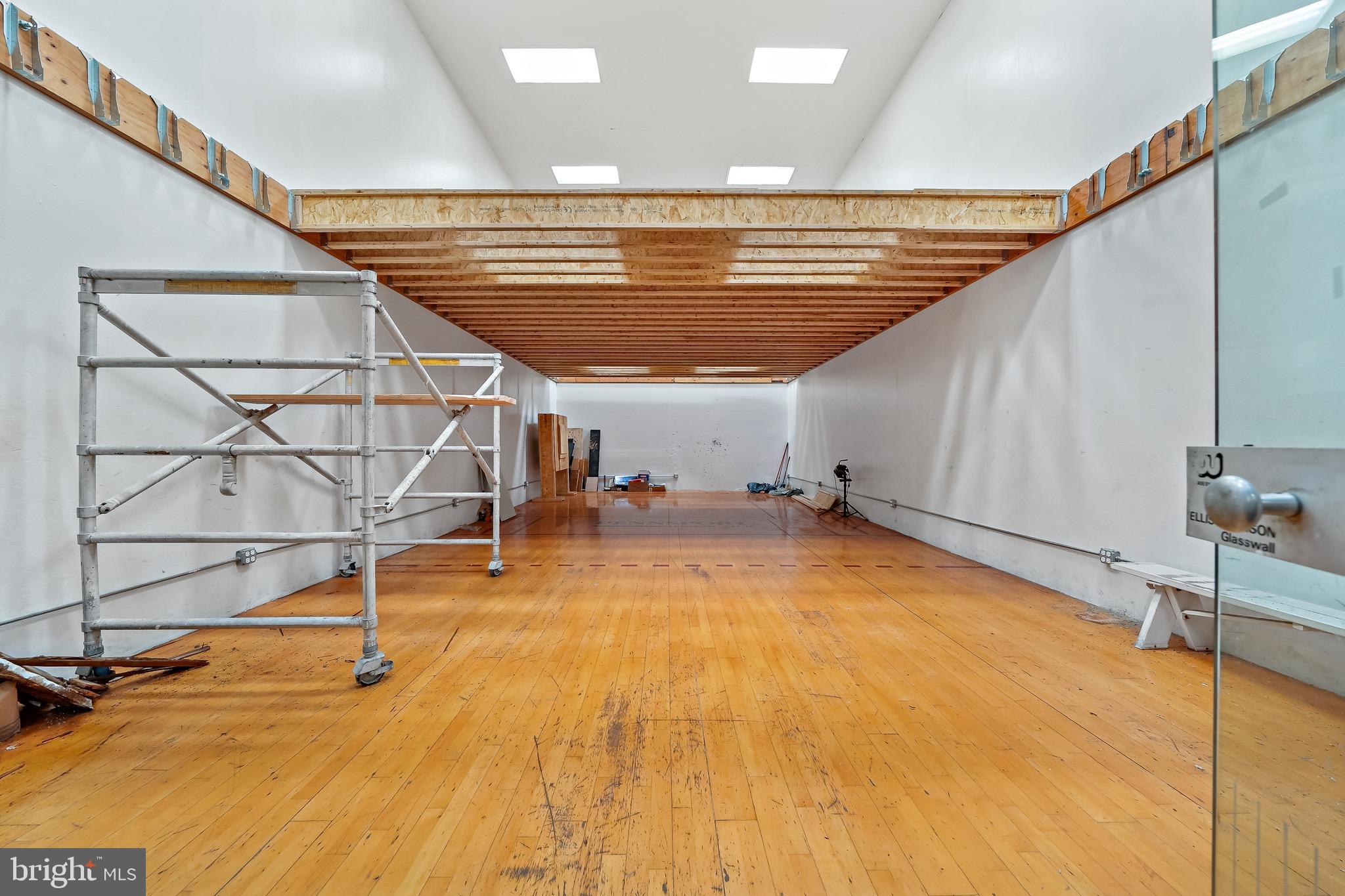QUEEN VILLAGE - Commercial Sale
