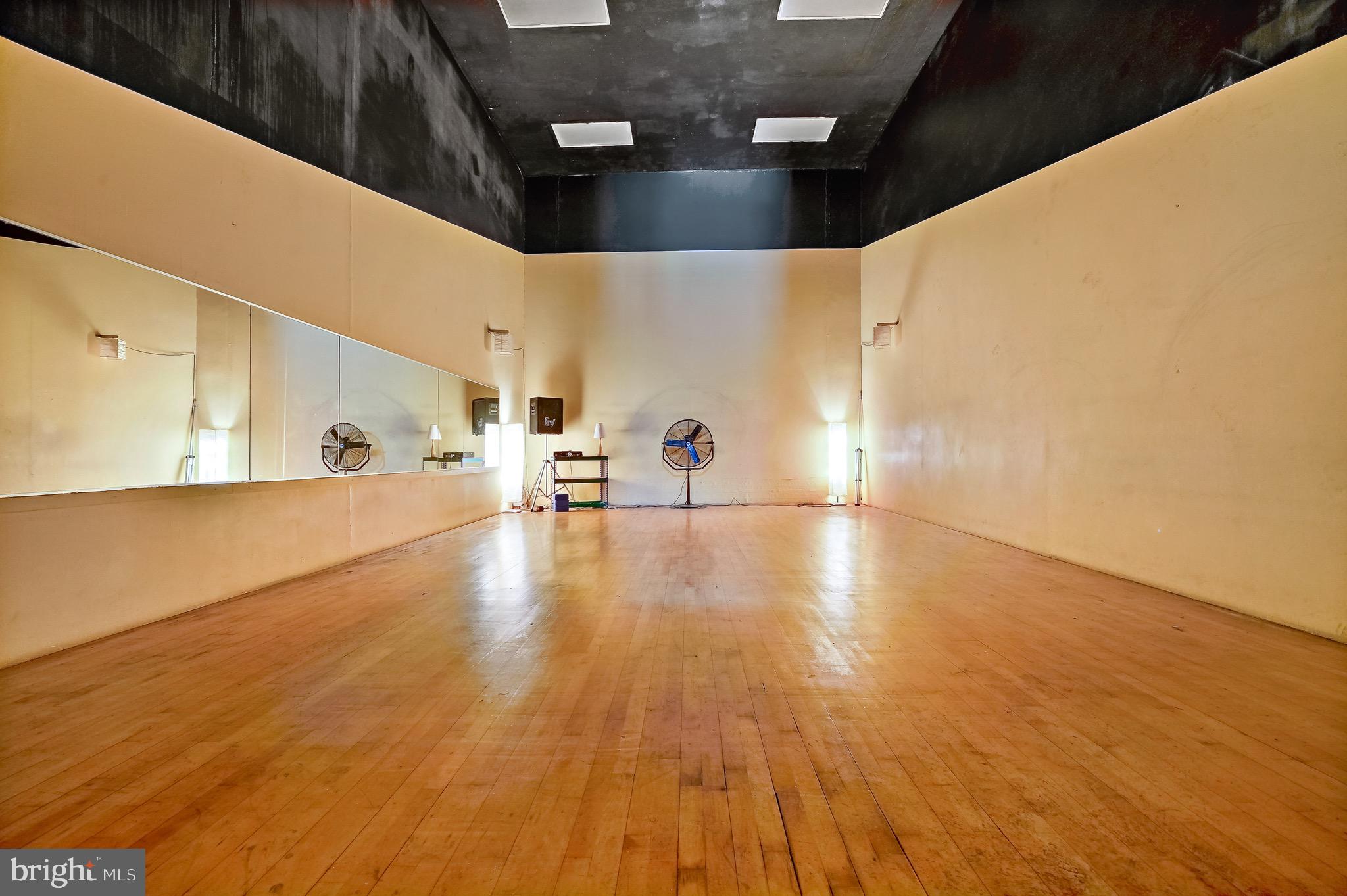 QUEEN VILLAGE - Commercial Sale