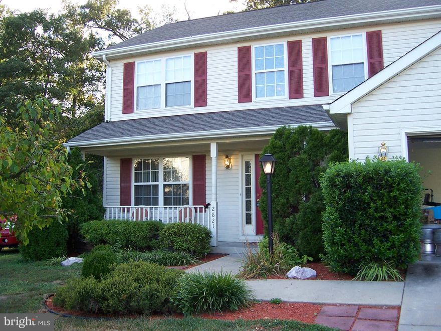 Home shows well.Kitchen island, large eating area is off family rm. Formal liv and din rm. Family rm wood firepl, fr drs to deck. Master suite  huge bath, ceramic, dbl vanities, sep. shower, soak tub, walk-in closet. Laundry rm. Fenced backyard.