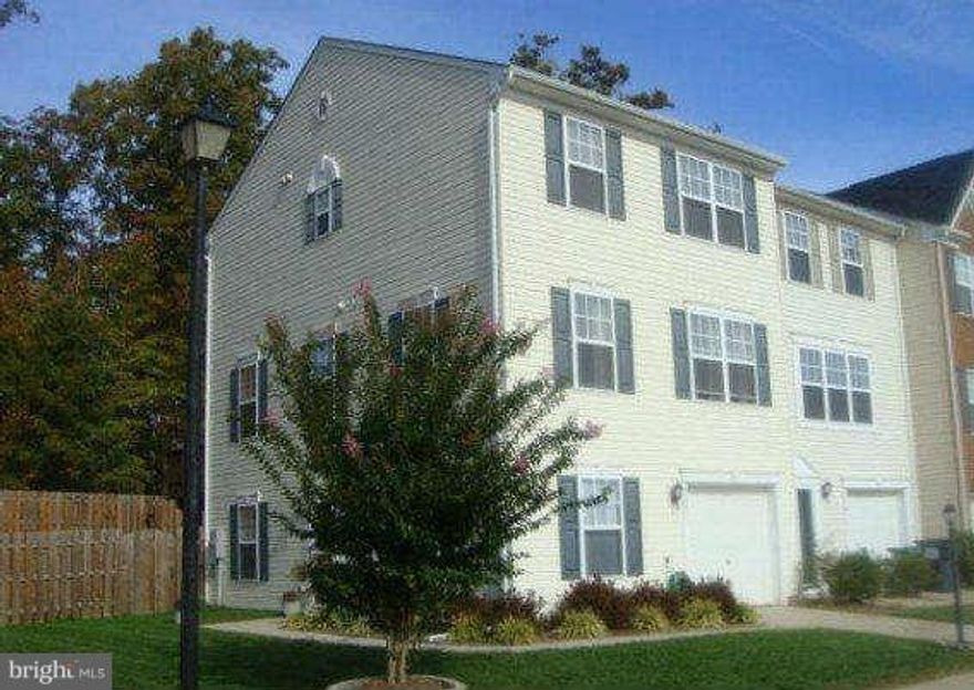 BRIGHT and SPACIOUS 3 bedroom, 4 bathroom end unit townhome with garage. Well maintained, open floor plan, deck off kitchen, fully fenced extended backyard, master bedroom with walk-in closet and the list goes on. True pride in ownership shows here. Cool off in the community pool this summer! Hurry, this one WON'T LAST LONG! Agent related to owner.