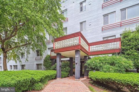 Photo of 3701 5th Street S #106, ARLINGTON, VA 22204 (MLS # VAAR2069972)
