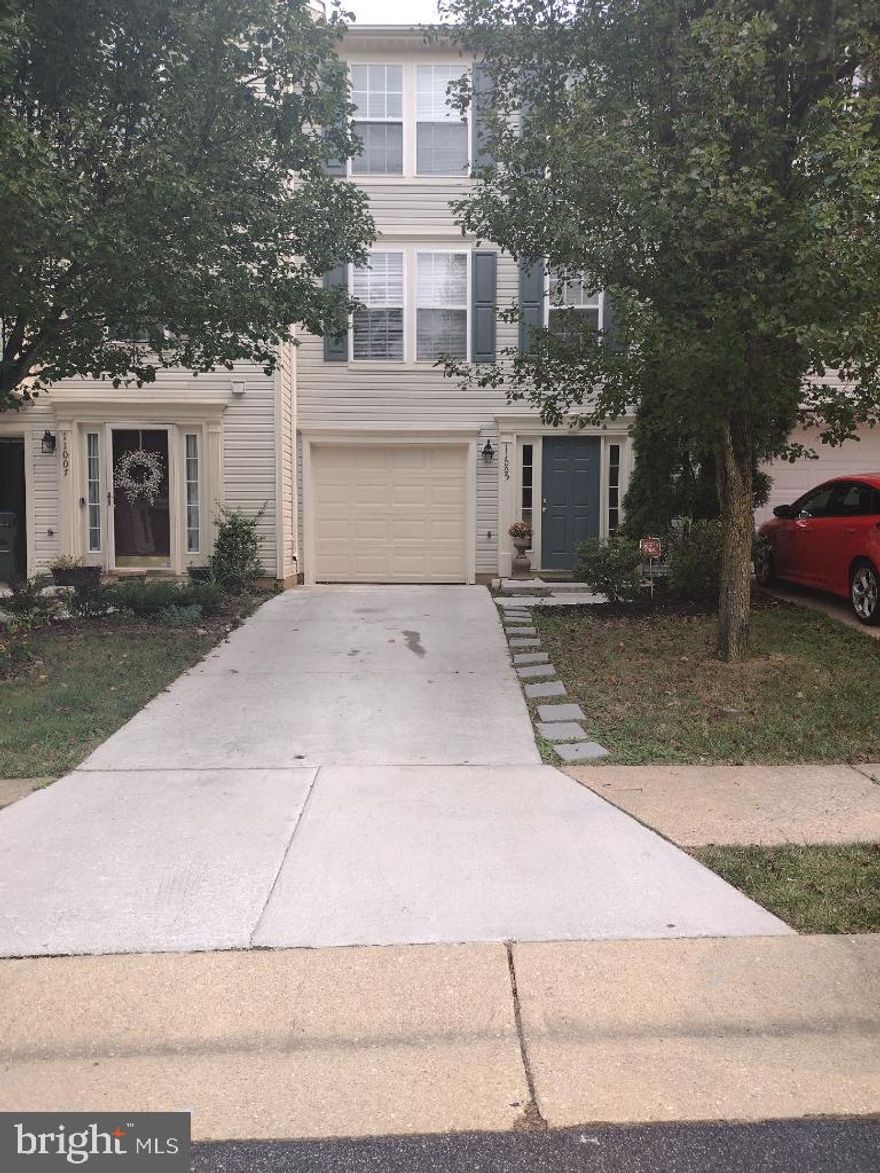 ELEGANT 3 LEVELS TOWNHOUSE W/GARGE, 3 BR, 3.5 BA IN SALEM FIELDS SUBDIVISION W/FULLY FINISHED BASEMENT W/NEW FULL BATHROOM WHICH CAN BE USED AS AN IN-LAW SUITE.
ON THE SECOND LEVEL YOU WILL FIND THE LARGE LIVING ROOM AND EAT-IN KITCHEN WITH LOTS OF NATURAL LIGH. THE THRE BEDROOMS ARE ON THE UPPER LEVEL WITH GOOD SIZE PRIMARY SUITE W/PRIVATE BATHROOM INCLUDES A SEPARATE TUB, SHOWER AND DOUBLE SINK.
PERFECT LOCATION IN FREDERICKSBURG CLOSE TO SHOPS AT SALEM FIELDS, HARRISON CROSSING AND TOWN CENTER. ALSO OFFERS A COMMUTER TO VRE AND COMMUTER LOTS.