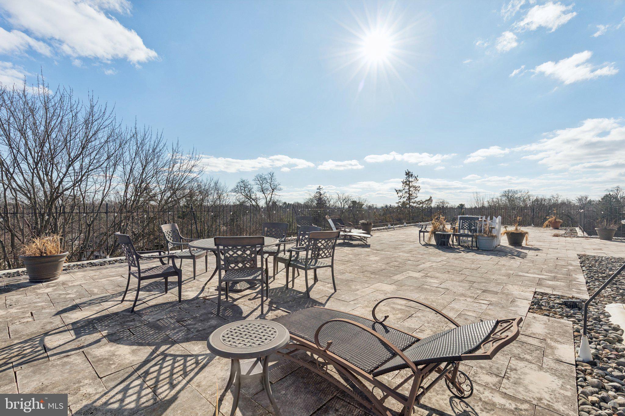 WYNNEWOOD PLAZA - Residential